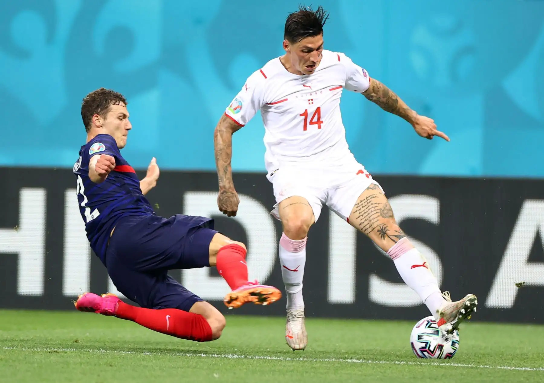 Benjamin Pavard de Francia comete falta a Steven Zuber de Suiza durante el partido de octavos de final de la UEFA EURO 2020. Foto: EFE