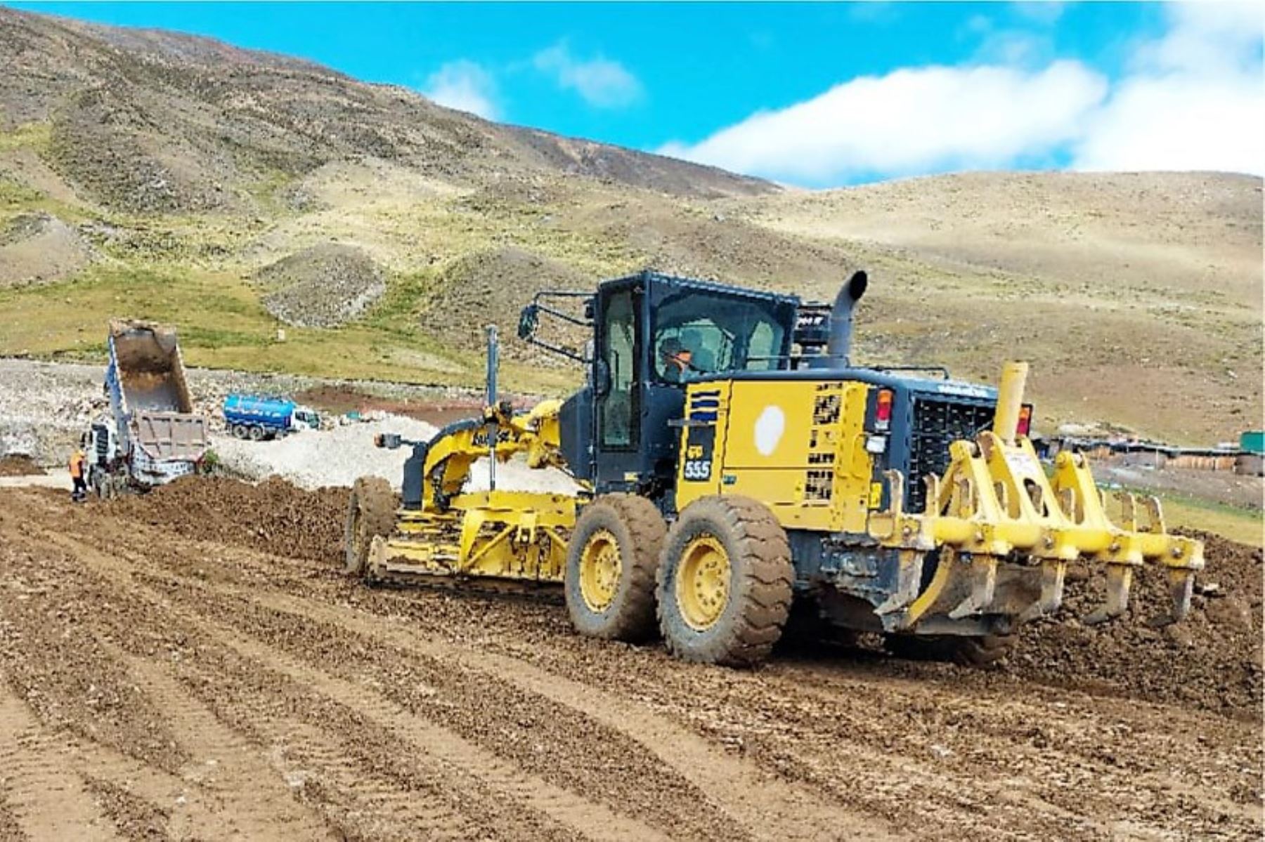 Maquinaria pesada opera en la zona del proyecto hídrico Caray, provincia de Huaral.