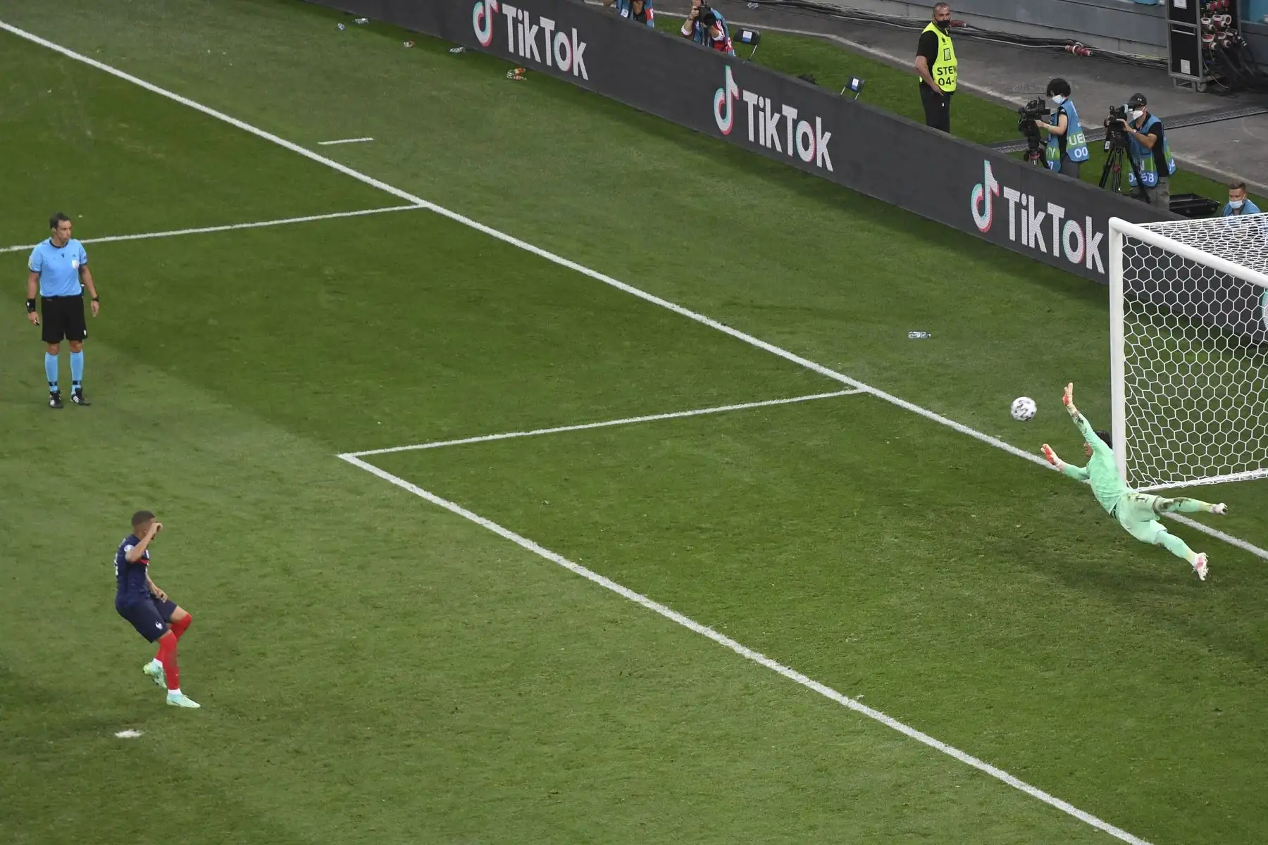 El portero suizo Yann Sommer desvía un disparo del delantero francés Kylian Mbappé en la tanda de penales durante el partido octavos de final de la UEFA EURO 2020. Foto: AFP