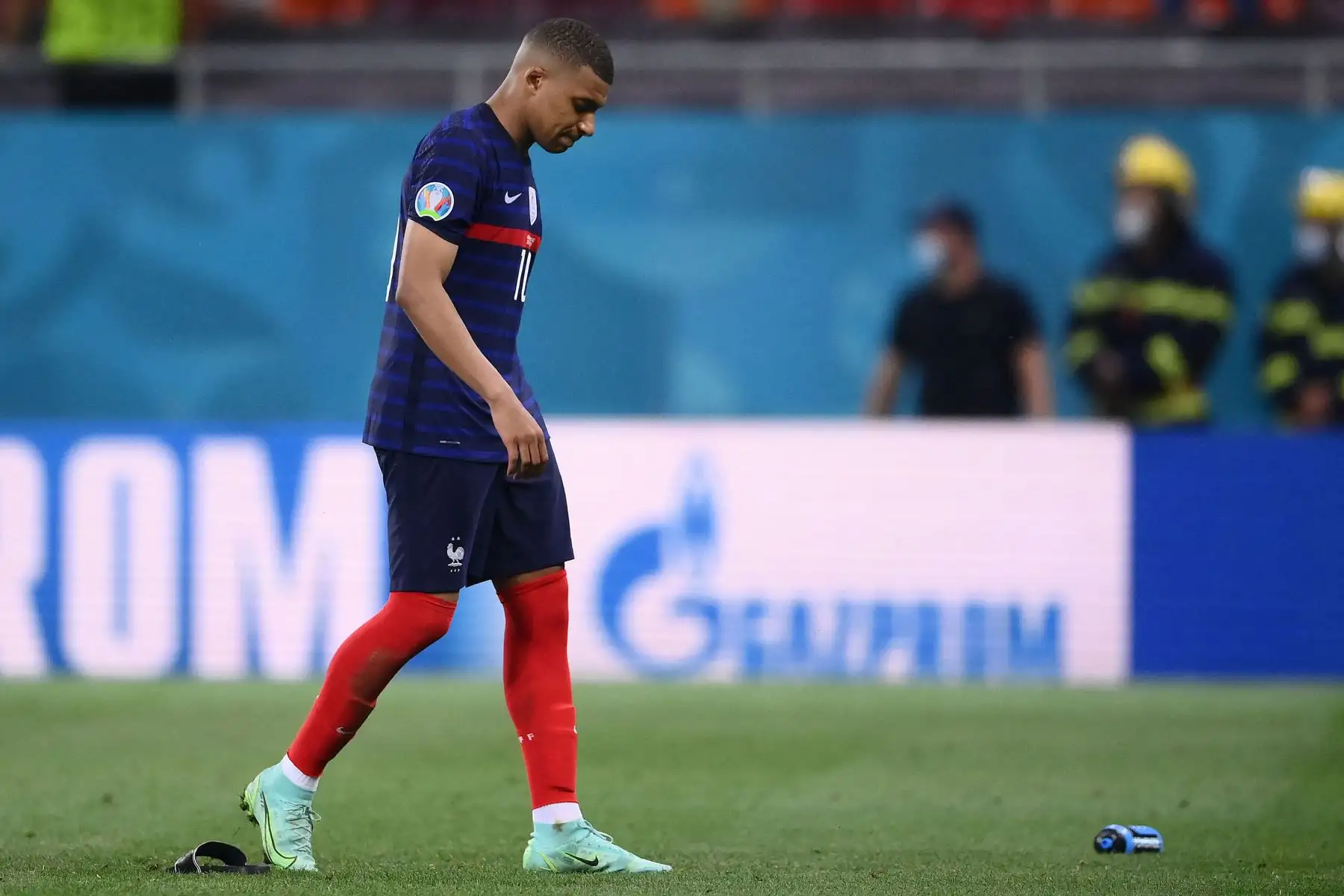 El delantero francés Kylian Mbappé abandona el campo después de su derrota en el partido de fútbol de octavos de final de la UEFA EURO 2020 entre Francia y Suiza.
Foto: AFP