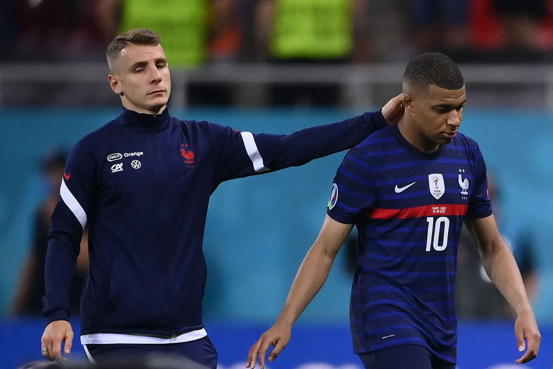 El delantero francés Kylian Mbappé es recibido por el defensa francés Lucas Digne (izq.) Después de su derrota en el partido de fútbol de octavos de final de la UEFA EURO 2020 entre Francia y Suiza en el National Arena de Bucarest.
Foto: AFP
