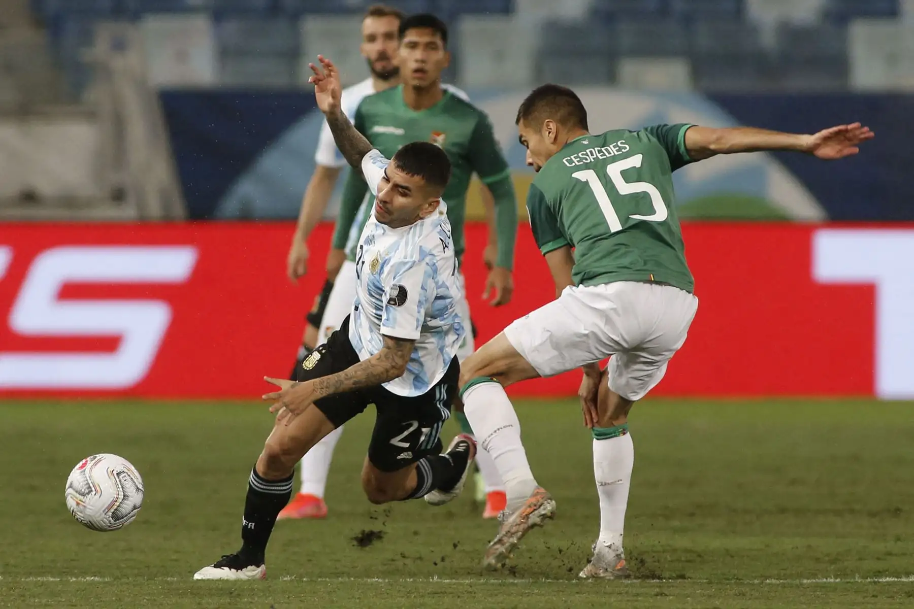 El argentino Ángel Correa y el boliviano Boris Céspedes compiten por el balón durante el partido de la fase de grupos del torneo de fútbol Conmebol Copa América 2021 en el estadio Arena Pantanal de Cuiabá, Brasil.
Foto: AFP