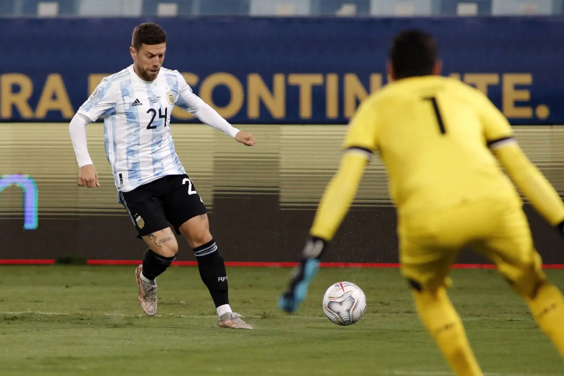 El argentino Alejandro Gómez se prepara para disparar contra el portero de Bolivia Carlos Lampe durante el partido de la fase de grupos del torneo de fútbol Conmebol Copa América 2021 en el Estadio Arena Pantanal en Cuiabá, Brasil.
Foto: AFP