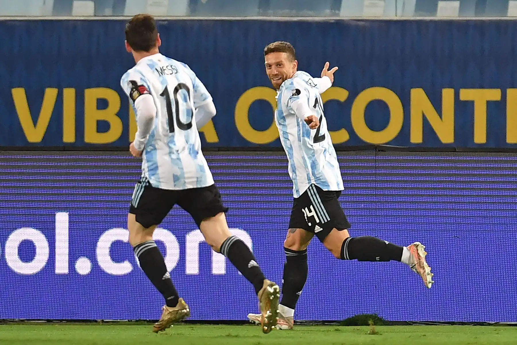 El argentino Alejandro Gómez celebra con su compañero Lionel Messi por su asistencia, luego de anotar contra Bolivia durante el partido de la fase de grupos del torneo de fútbol Conmebol Copa América 2021, en el Estadio Arena Pantanal en Cuiabá, Brasil.
Foto: AFP