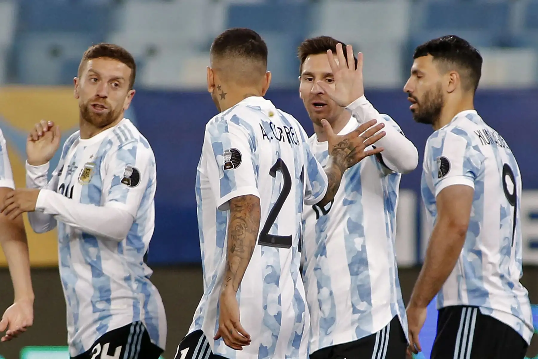 El argentino Alejandro Gómez celebra con sus compañeros Ángel Correa y Lionel Messi tras anotar contra Bolivia durante el partido de la fase de grupos del torneo de fútbol Conmebol Copa América 2021, en el Estadio Arena Pantanal de Cuiabá, Brasil.
Foto: AFP