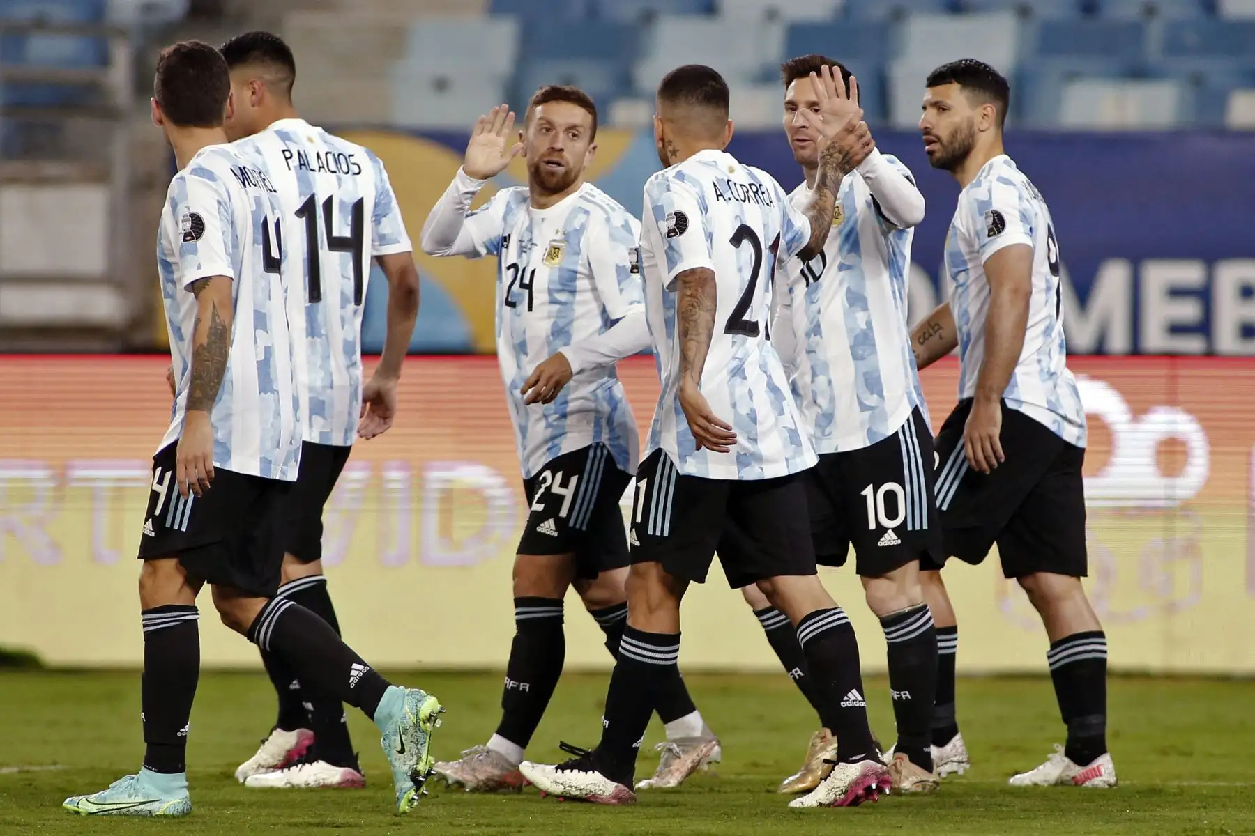 El argentino Alejandro Gómez celebra con sus compañeros Ángel Correa y Lionel Messi tras anotar contra Bolivia durante el partido de la fase de grupos del torneo de fútbol Conmebol Copa América 2021, en el Estadio Arena Pantanal de Cuiabá, Brasil.
Foto: AFP