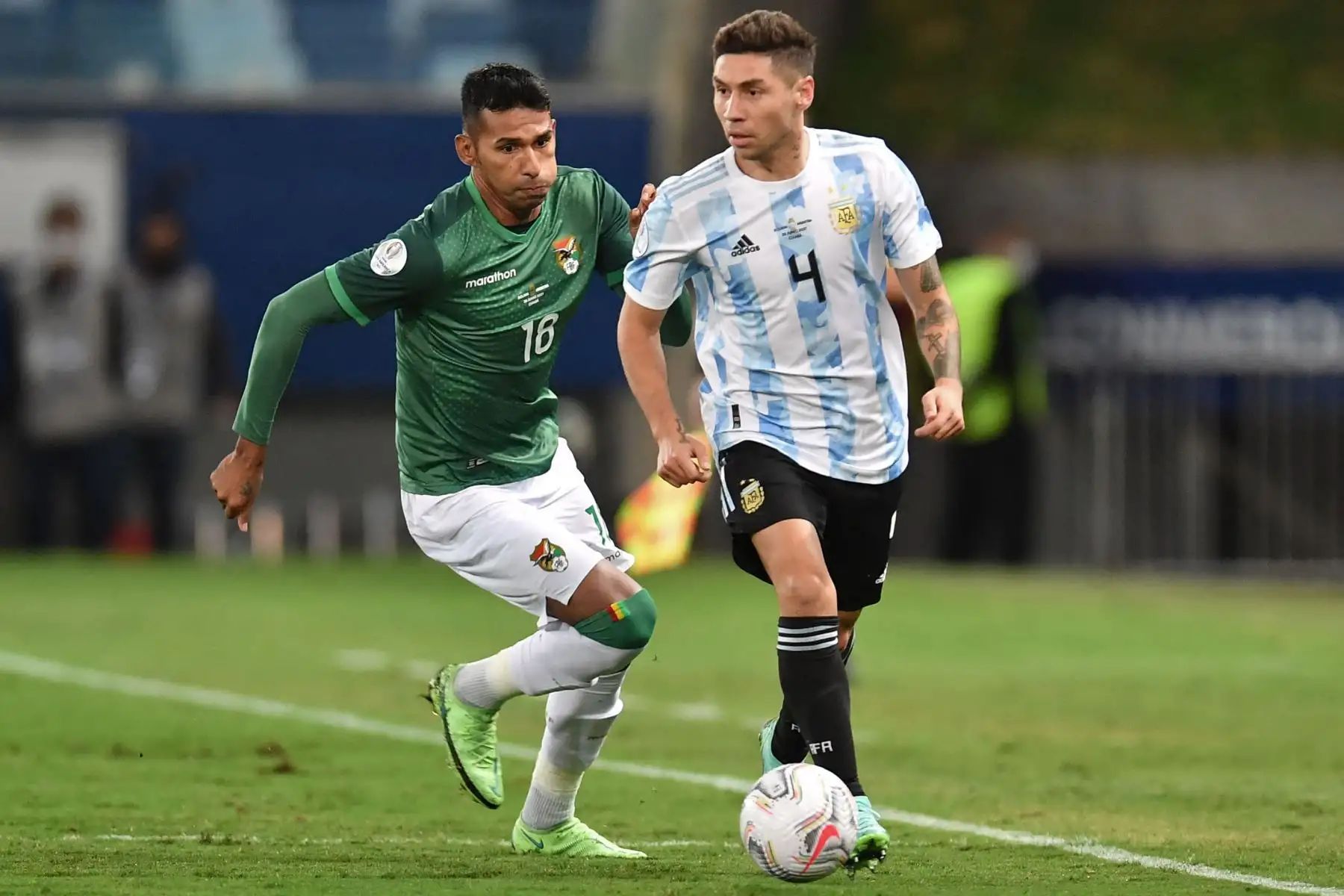 El boliviano Erwin Saavedra  y el argentino Gonzalo Montiel compiten por el balón durante el partido de la fase de grupos del torneo de fútbol Conmebol Copa América 2021 en el Estadio Arena Pantanal de Cuiabá, Brasil.
Foto: AFP