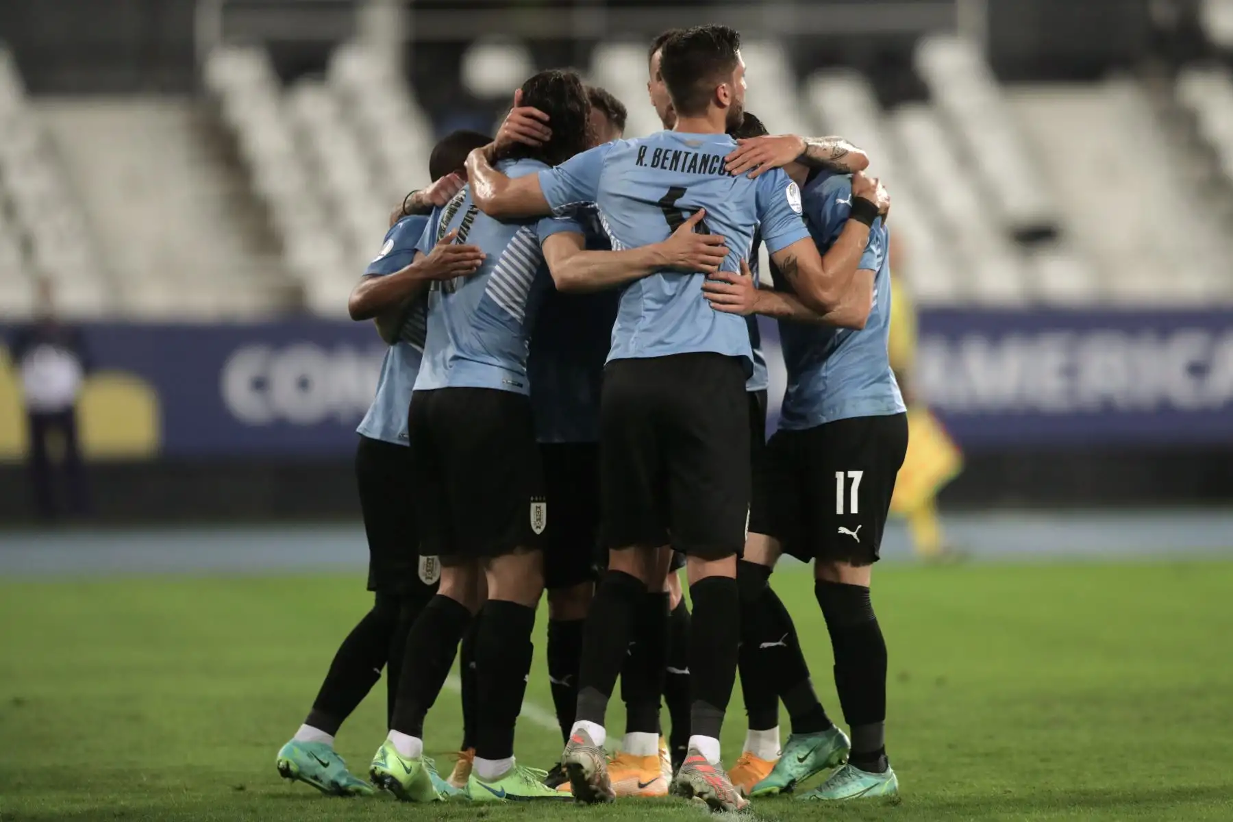 Edinson Cavani de Uruguay celebra con sus compañeros tras anotar contra Paraguay, durante un partido por el Grupo A de la Copa América en el estadio Olímpico Nilton Santos, en Río de Janeiro.
Foto: EFE Edinson Cavani de Uruguay celebra con sus compañeros tras anotar contra Paraguay, durante un partido por el Grupo A de la Copa América en el estadio Olímpico Nilton Santos, en Río de Janeiro.
Foto: EFE