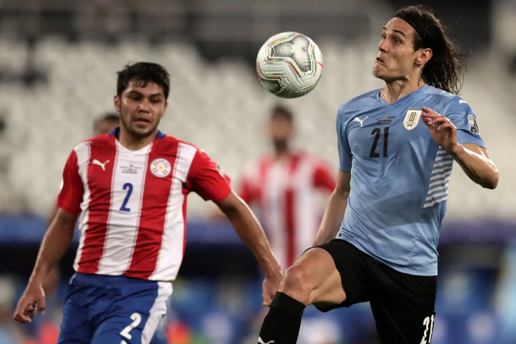Edinson Cavani  de Uruguay disputa  el balón con Robert Rojas de Paraguay, durante un partido por el Grupo A de la Copa América en el estadio Olímpico Nilton Santos, en Río de Janeiro.
Foto: EFE Edinson Cavani  de Uruguay disputa  el balón con Robert Rojas de Paraguay, durante un partido por el Grupo A de la Copa América en el estadio Olímpico Nilton Santos, en Río de Janeiro.
Foto: EFE