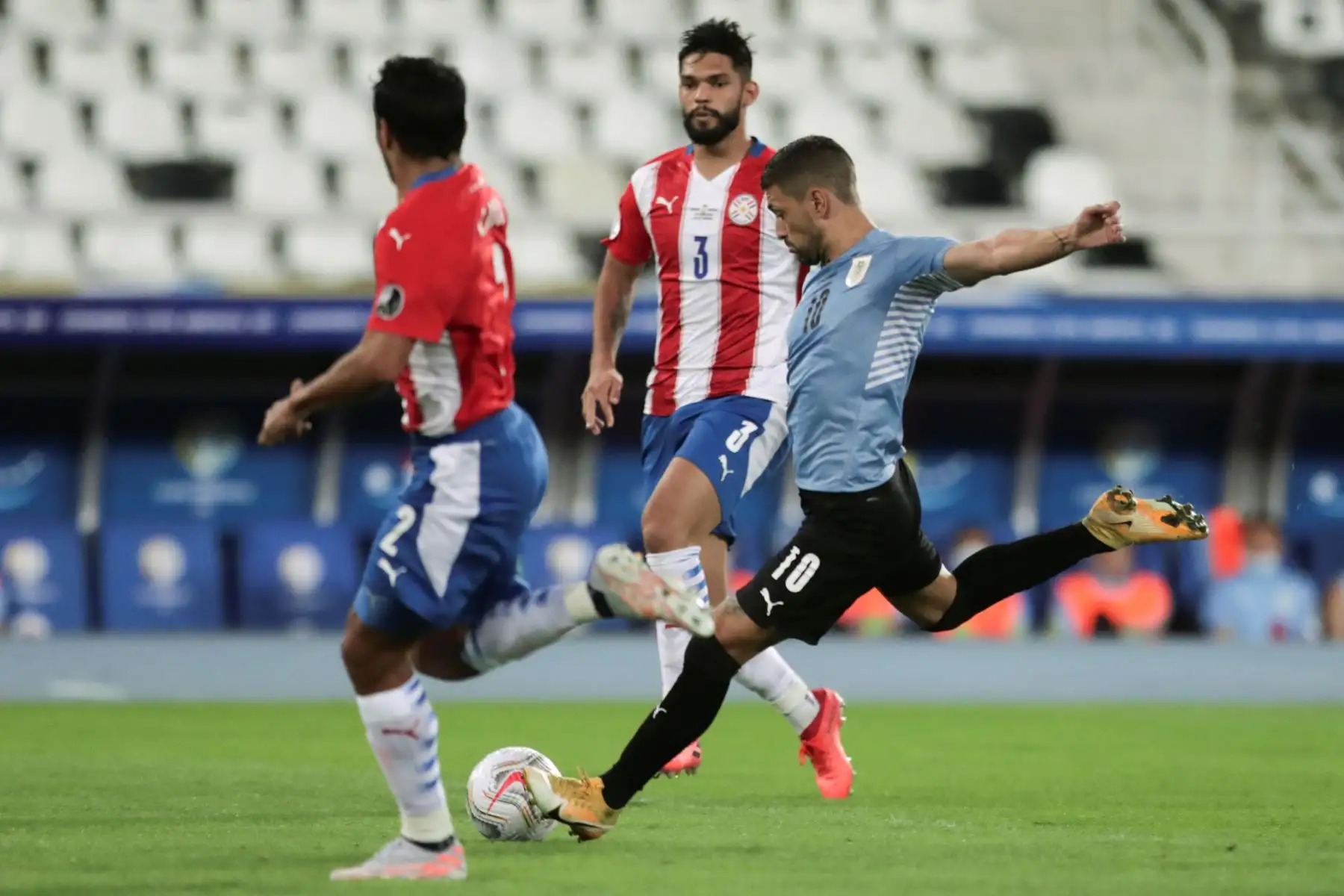 Giorgian de Arrascaeta de Uruguay patea  ante la marca de Robert Rojas (i) y Omar Alderete  de Paraguay, durante un partido por el Grupo A de la Copa América en el estadio Olímpico Nilton Santos, en Río de Janeiro.
Foto: EFE Giorgian de Arrascaeta de Uruguay patea  ante la marca de Robert Rojas (i) y Omar Alderete  de Paraguay, durante un partido por el Grupo A de la Copa América en el estadio Olímpico Nilton Santos, en Río de Janeiro.
Foto: EFE