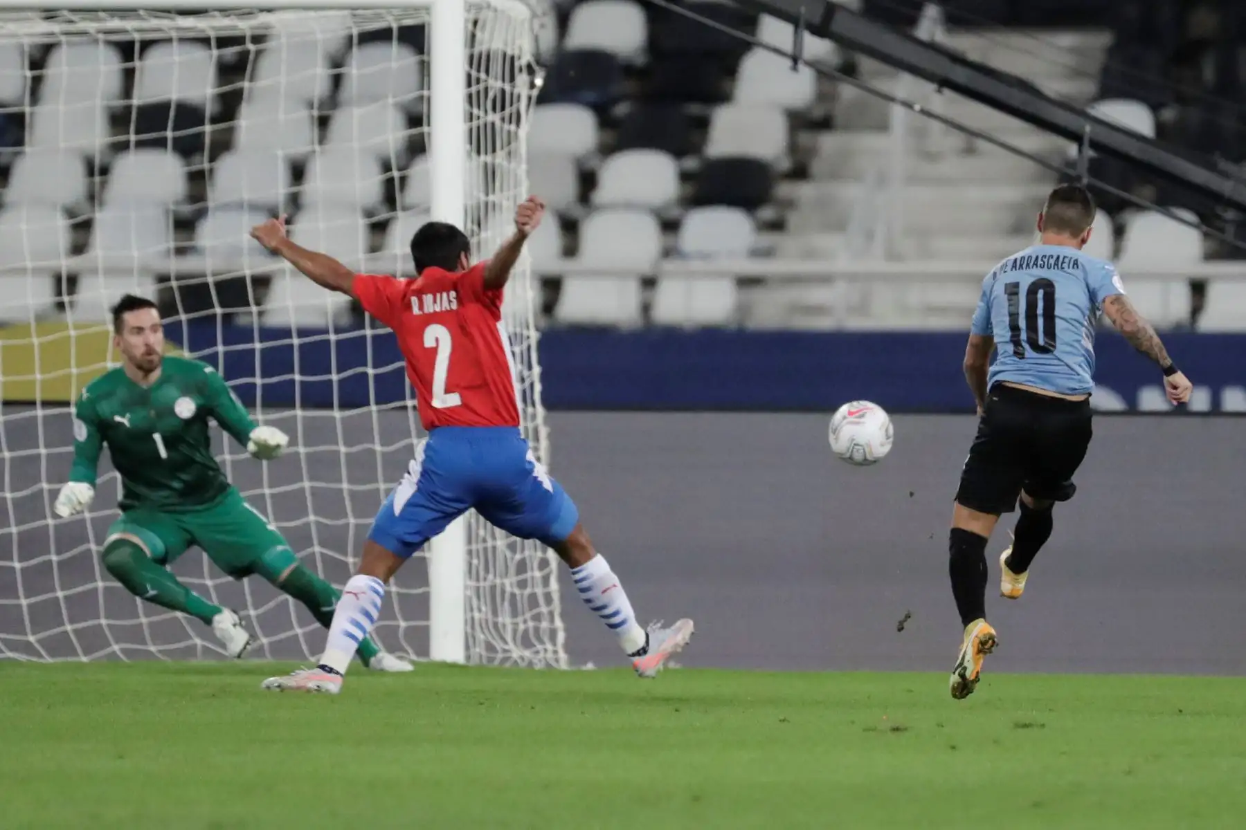 Giorgian de Arrascaeta de Uruguay patea el balón ante la defensa del arquero Antony Silva de Paraguay, durante un partido por el Grupo A de la Copa América en el estadio Olímpico Nilton Santos, en Río de Janeiro.
Foto: EFE Giorgian de Arrascaeta de Uruguay patea el balón ante la defensa del arquero Antony Silva de Paraguay, durante un partido por el Grupo A de la Copa América en el estadio Olímpico Nilton Santos, en Río de Janeiro.
Foto: EFE