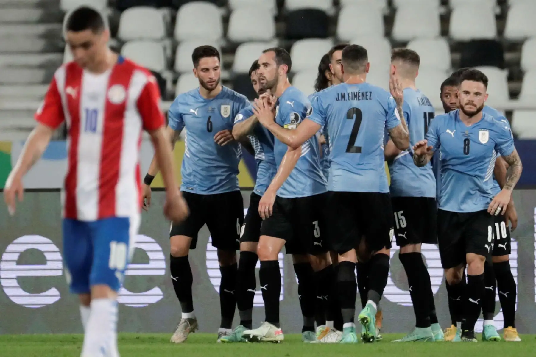 Jugadores de Uruguay celebran tras anotar contra Paraguay, durante un partido por el Grupo A de la Copa América en el estadio Olímpico Nilton Santos, en Río de Janeiro.
Foto: EFE Jugadores de Uruguay celebran tras anotar contra Paraguay, durante un partido por el Grupo A de la Copa América en el estadio Olímpico Nilton Santos, en Río de Janeiro.
Foto: EFE