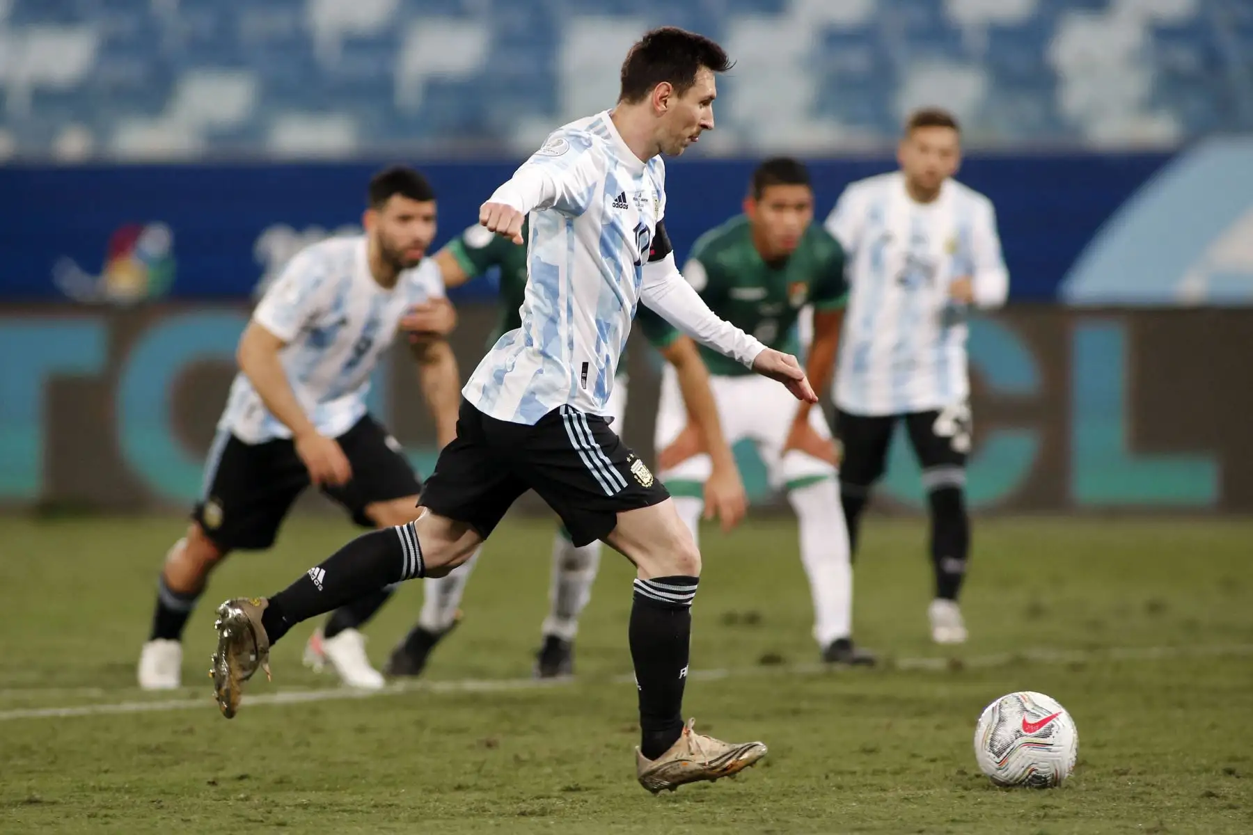 El argentino Lionel Messi dispara para anotar contra Bolivia durante el partido de la fase de grupos del torneo de fútbol Conmebol Copa América 2021, en el Estadio Arena Pantanal de Cuiabá, Brasil.
Foto: AFP