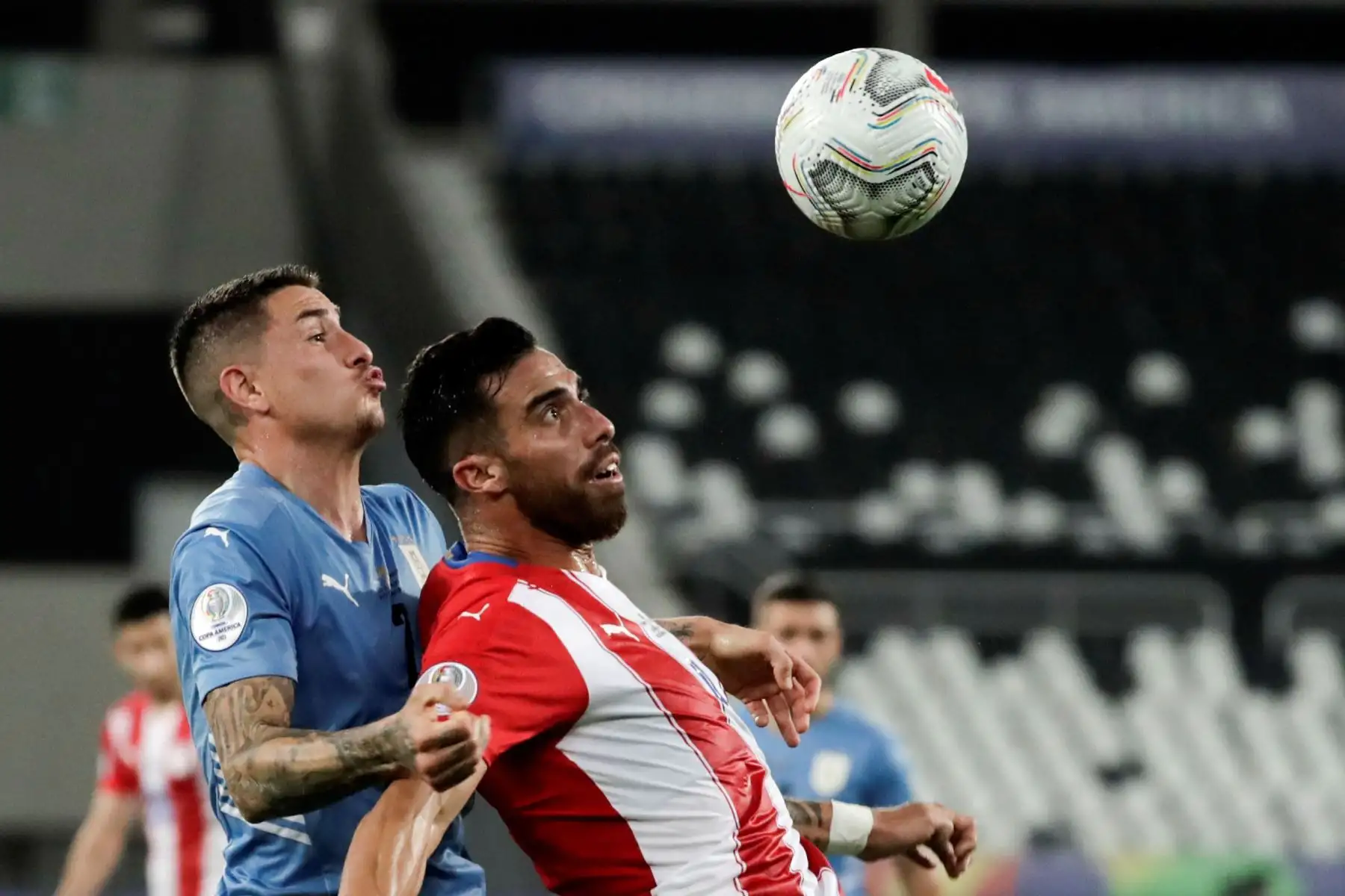 José María Giménez de Uruguay disputa el balón con Gabriel Ávalos de Paraguay, durante un partido por el Grupo A de la Copa América en el estadio Olímpico Nilton Santos, en Río de Janeiro.
Foto: EFE José María Giménez de Uruguay disputa el balón con Gabriel Ávalos de Paraguay, durante un partido por el Grupo A de la Copa América en el estadio Olímpico Nilton Santos, en Río de Janeiro.
Foto: EFE