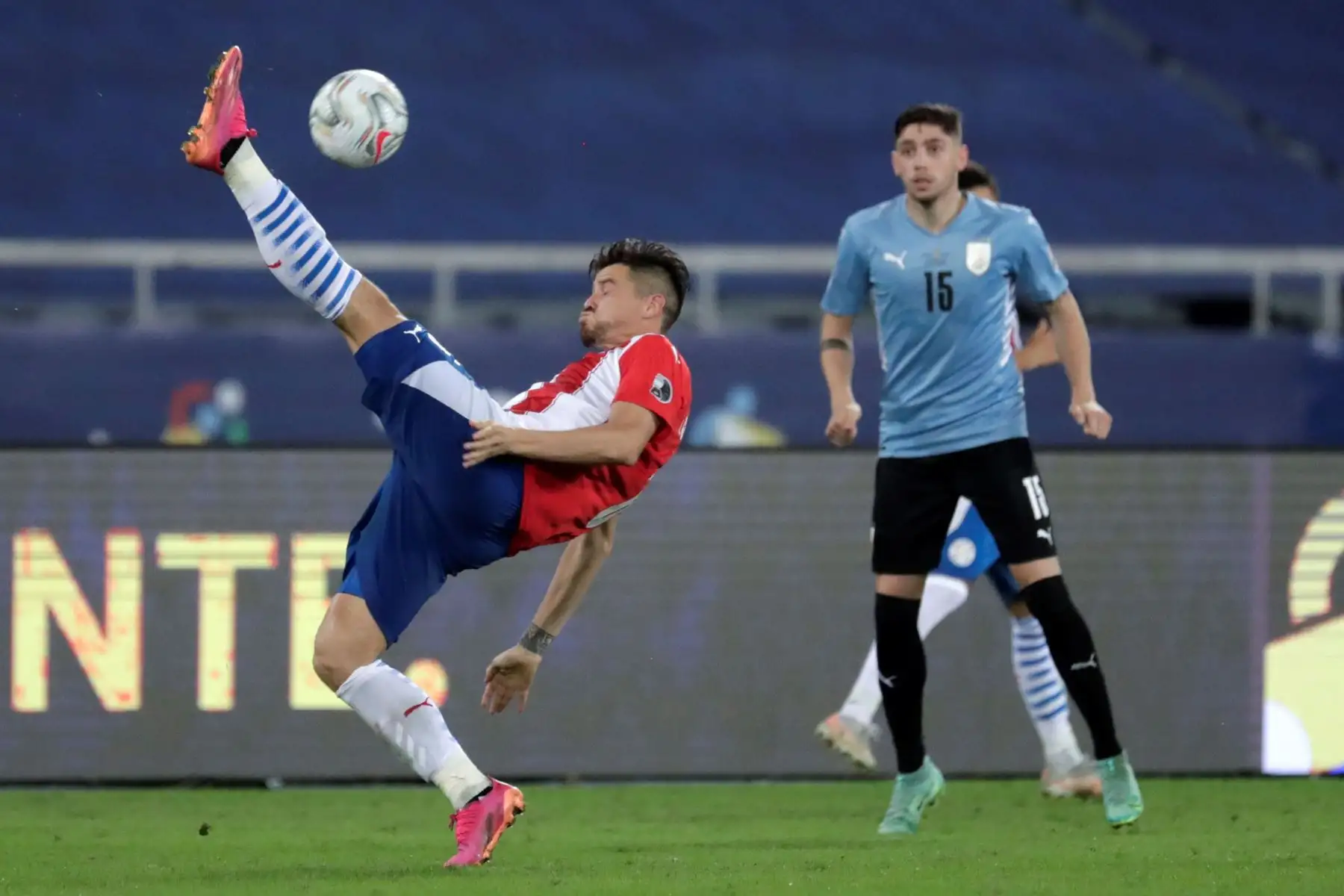 Gastón Giménez de Paraguay patea el balon contra Uruguay, durante un partido por el Grupo A de la Copa América en el estadio Olímpico Nilton Santos, en Río de Janeiro.
Foto: EFE Gastón Giménez de Paraguay patea el balon contra Uruguay, durante un partido por el Grupo A de la Copa América en el estadio Olímpico Nilton Santos, en Río de Janeiro.
Foto: EFE