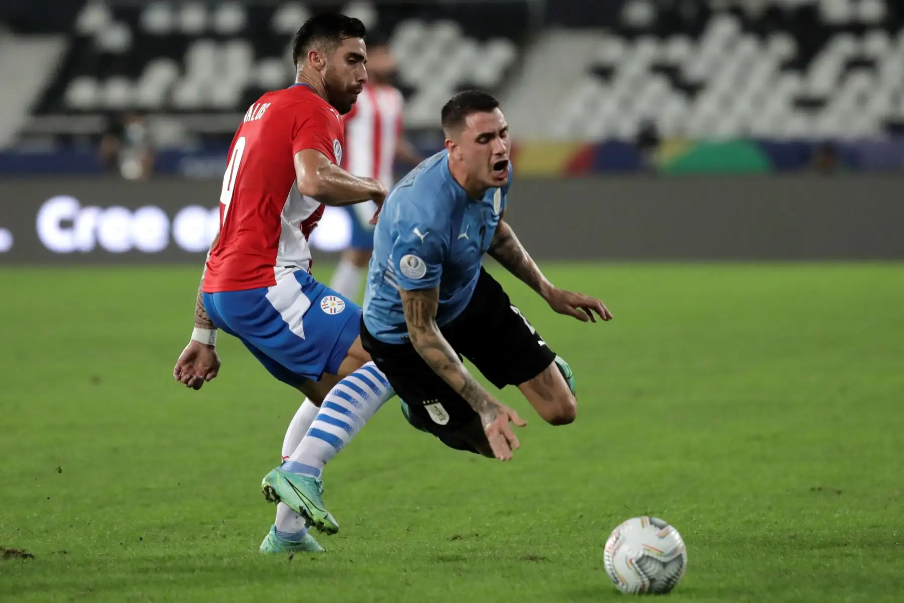 José María Giménez de Uruguay disputa  el balón con Gabriel Ávalos de Paraguay, durante un partido por el Grupo A de la Copa América en el estadio Olímpico Nilton Santos, en Río de Janeiro.
Foto: EFE José María Giménez de Uruguay disputa  el balón con Gabriel Ávalos de Paraguay, durante un partido por el Grupo A de la Copa América en el estadio Olímpico Nilton Santos, en Río de Janeiro.
Foto: EFE