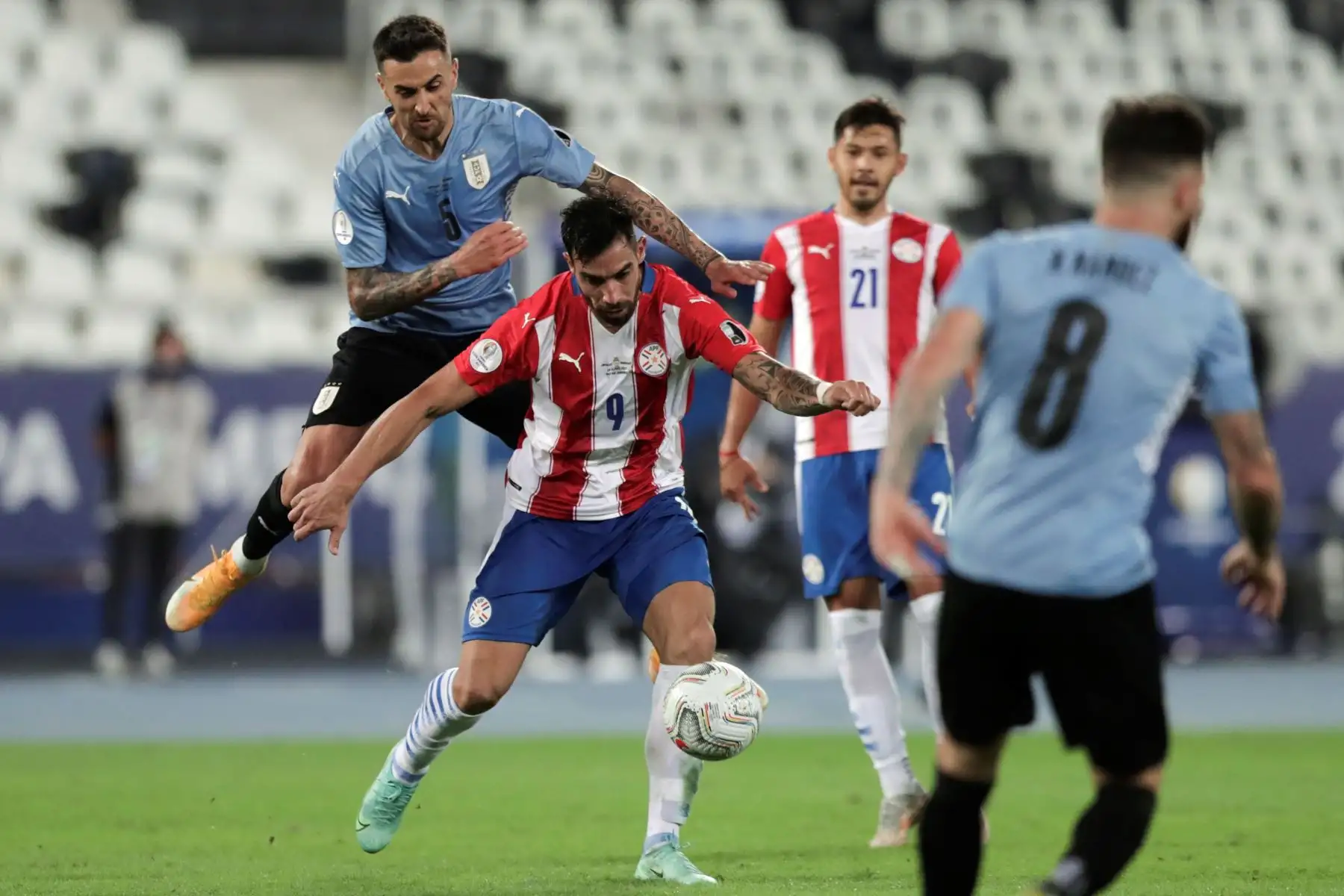 Matías Vecino de Uruguay disputa el balón con Gabriel Ávalos de Paraguay, durante un partido por el Grupo A de la Copa América en el estadio Olímpico Nilton Santos, en Río de Janeiro.
Foto: EFE Matías Vecino de Uruguay disputa el balón con Gabriel Ávalos de Paraguay, durante un partido por el Grupo A de la Copa América en el estadio Olímpico Nilton Santos, en Río de Janeiro.
Foto: EFE