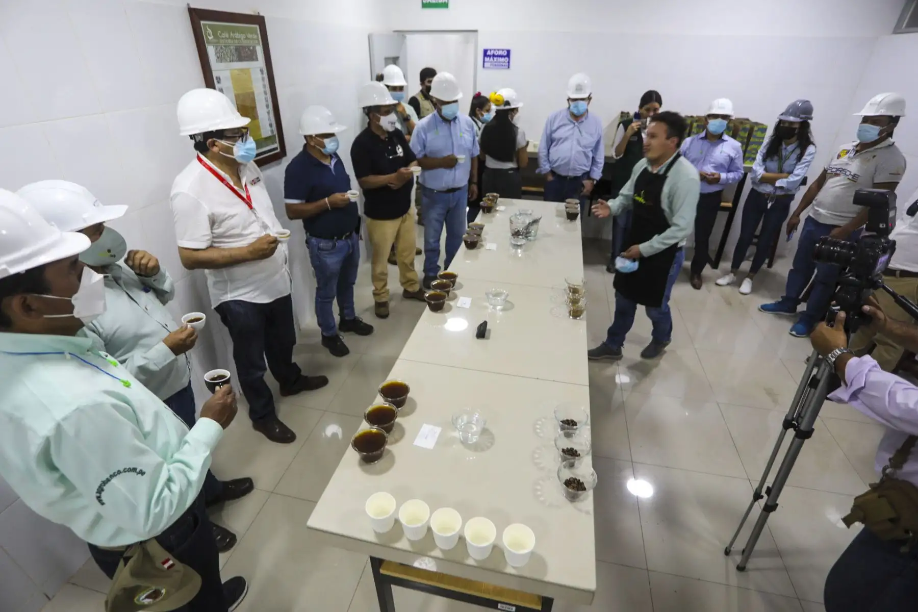 Ministro de Desarrollo Agrario y Riego,  Federico Tenorio visita la mayor planta de procesamiento  de café en Jaén .
Foto: Midagri