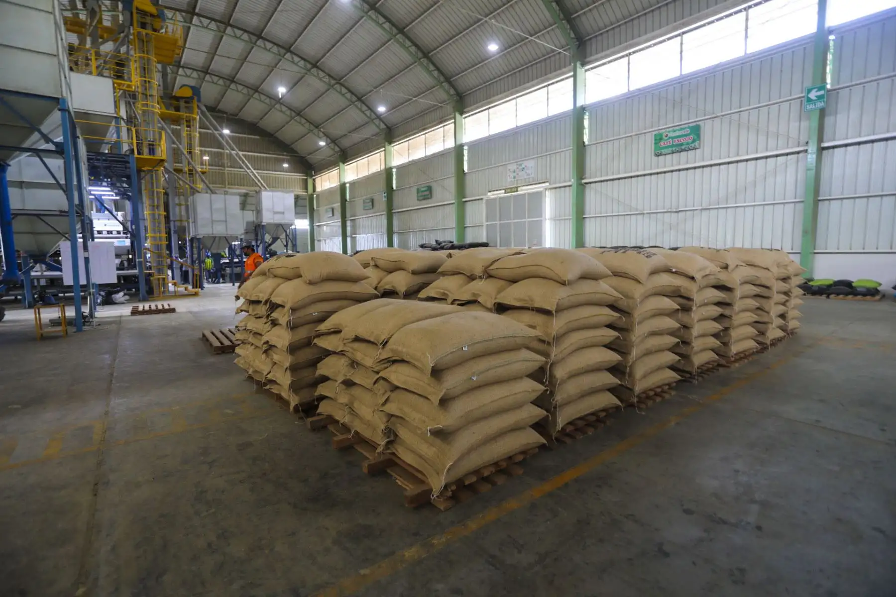 Ministro de Desarrollo Agrario y Riego,  Federico Tenorio visita la mayor planta de procesamiento  de café en Jaén .
Foto: Midagri