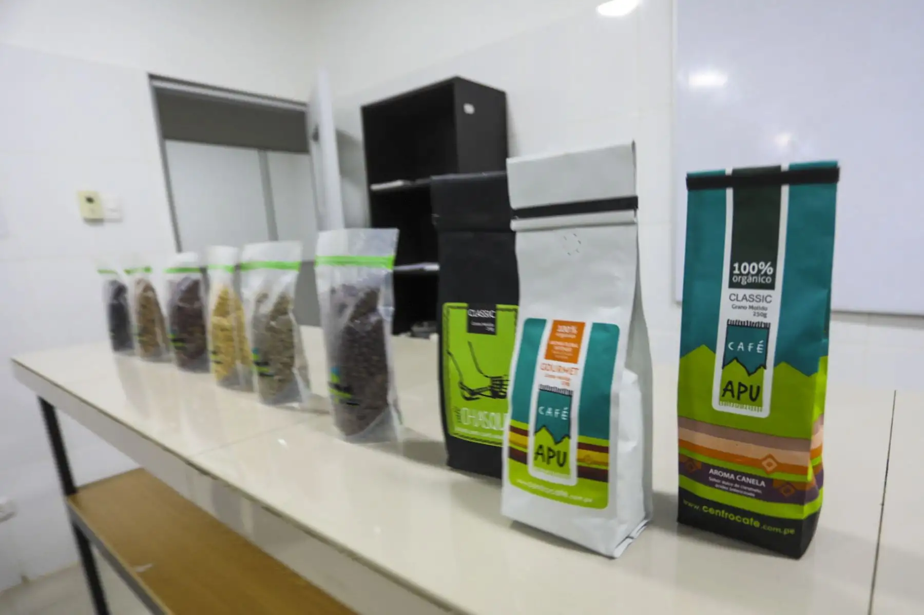 Ministro de Desarrollo Agrario y Riego,  Federico Tenorio visita la mayor planta de procesamiento  de café en Jaén .
Foto: Midagri