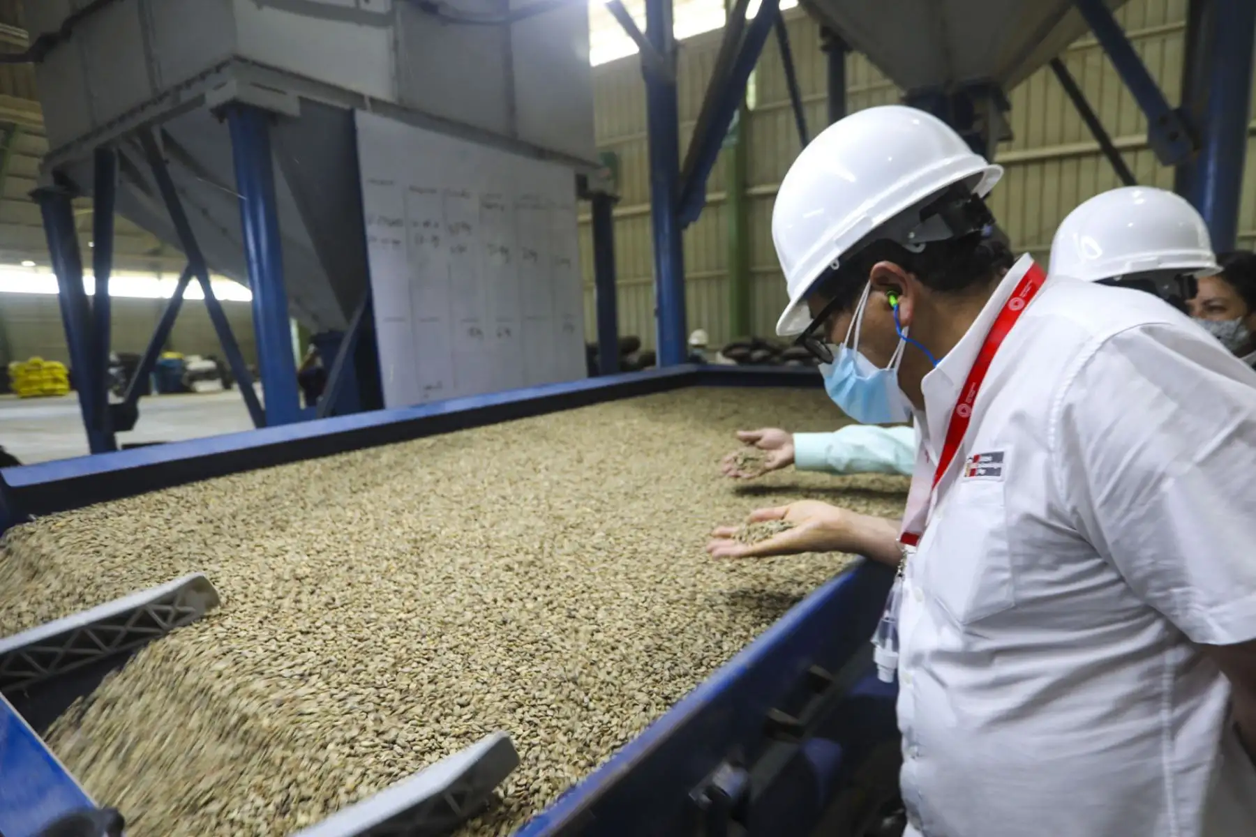 Ministro de Desarrollo Agrario y Riego,  Federico Tenorio visita la mayor planta de procesamiento  de café en Jaén .
Foto: Midagri