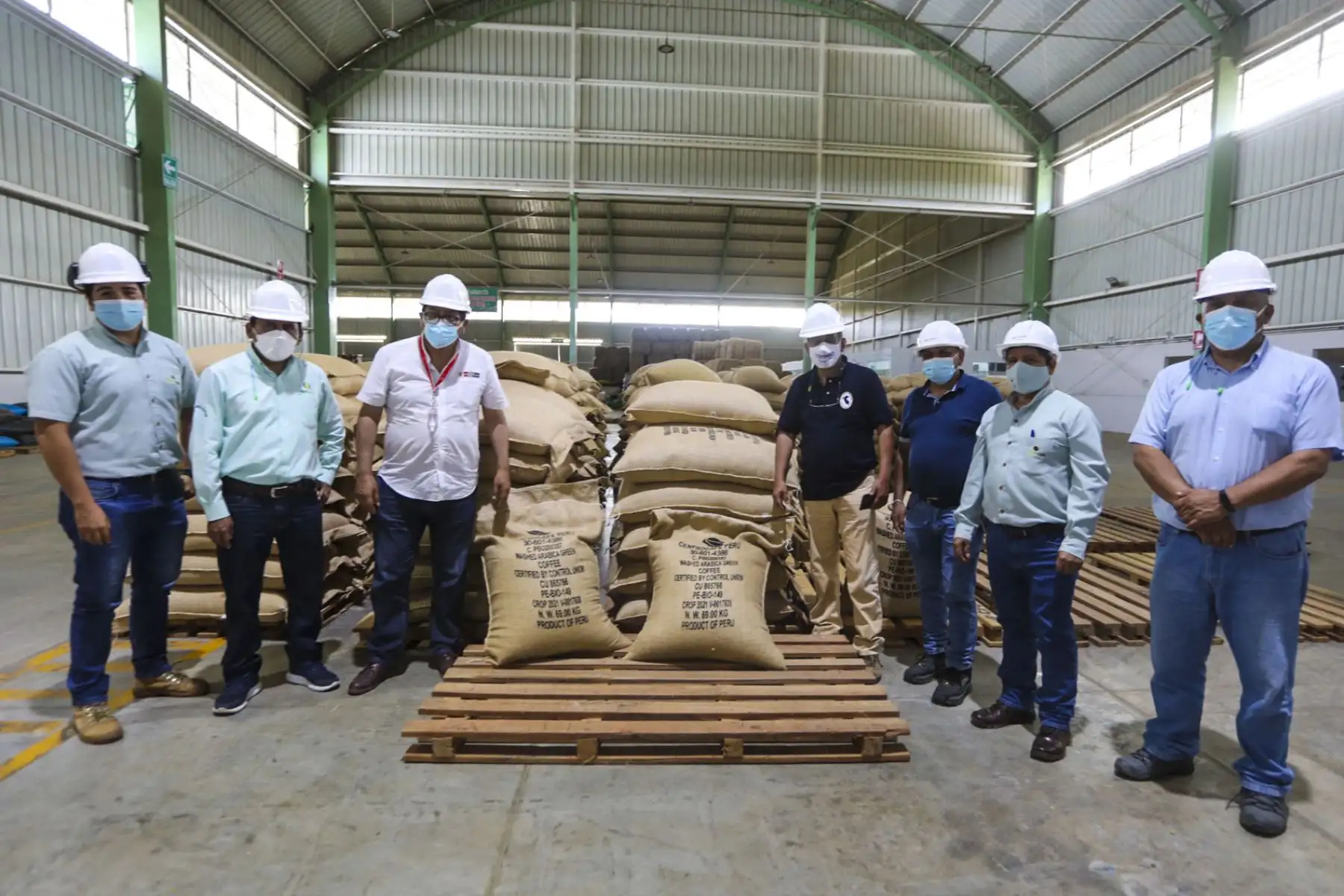 Ministro de Desarrollo Agrario y Riego,  Federico Tenorio visita la mayor planta de procesamiento  de café en Jaén .
Foto: Midagri