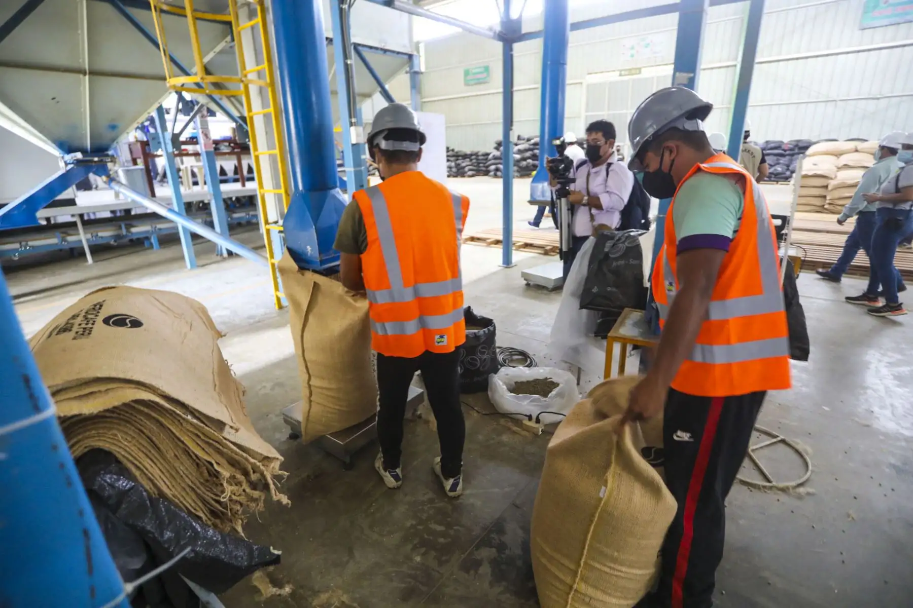 Ministro de Desarrollo Agrario y Riego,  Federico Tenorio visita la mayor planta de procesamiento  de café en Jaén .
Foto: Midagri