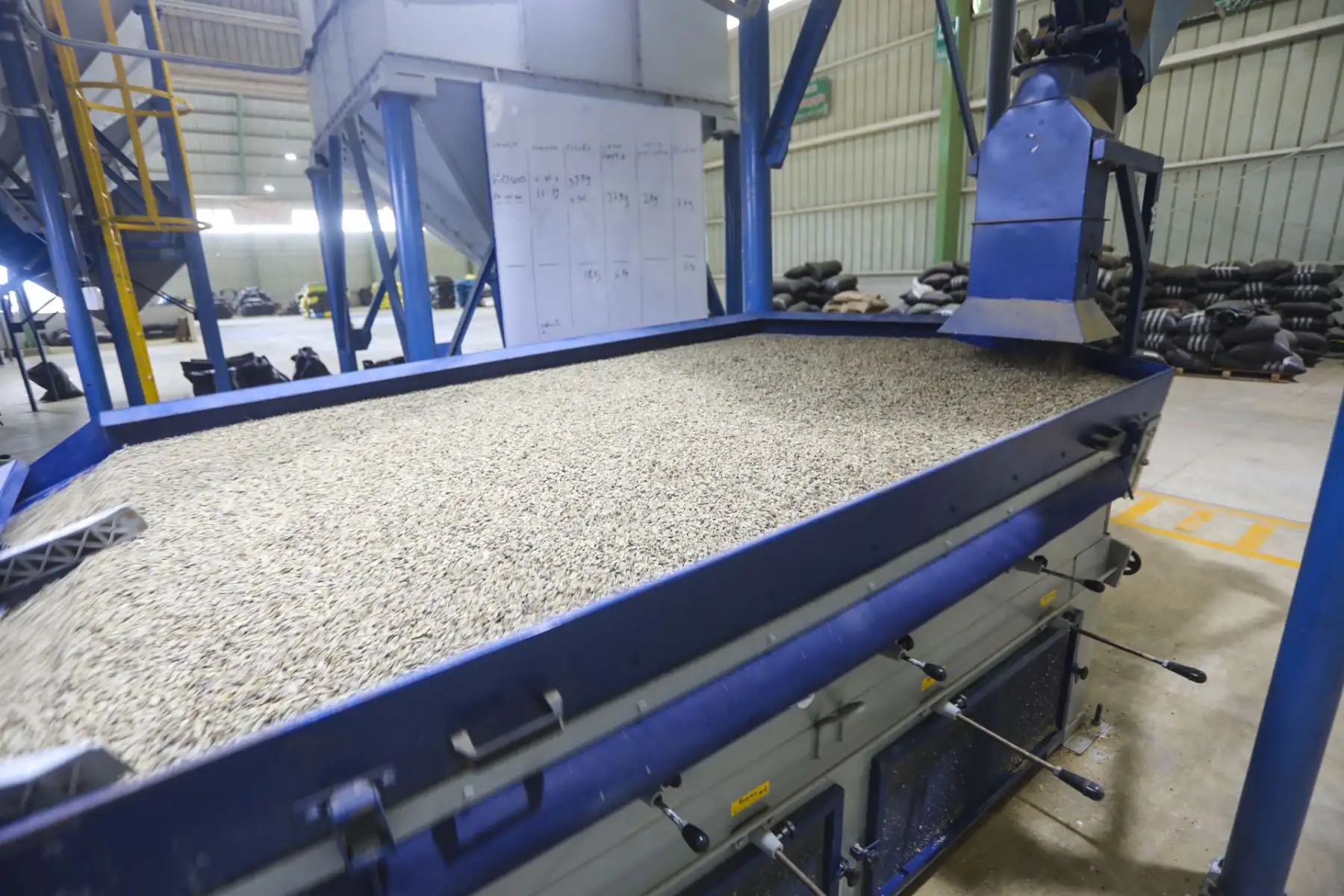 Ministro de Desarrollo Agrario y Riego,  Federico Tenorio visita la mayor planta de procesamiento  de café en Jaén .
Foto: Midagri