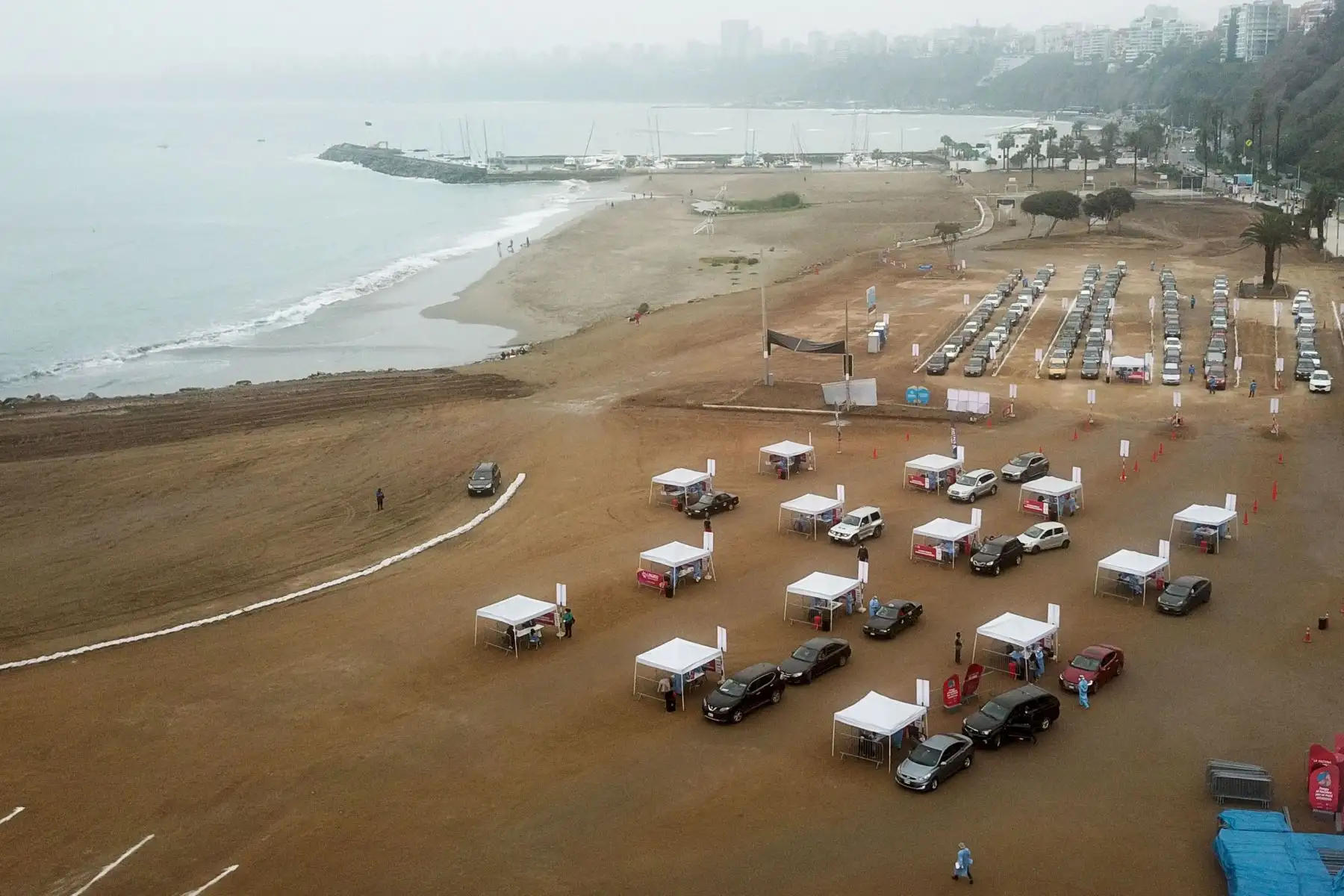 Los dos locales habilitados en la Costa Verde para vacunar contra el covid-19 están funcionando de lunes a domingo, de 07.00 a 16.00 horas para inocular a las personas que llegue en vehículos motores, bicicletas o a pie. Foto: ANDINA/ Juan Carlos Guzmán