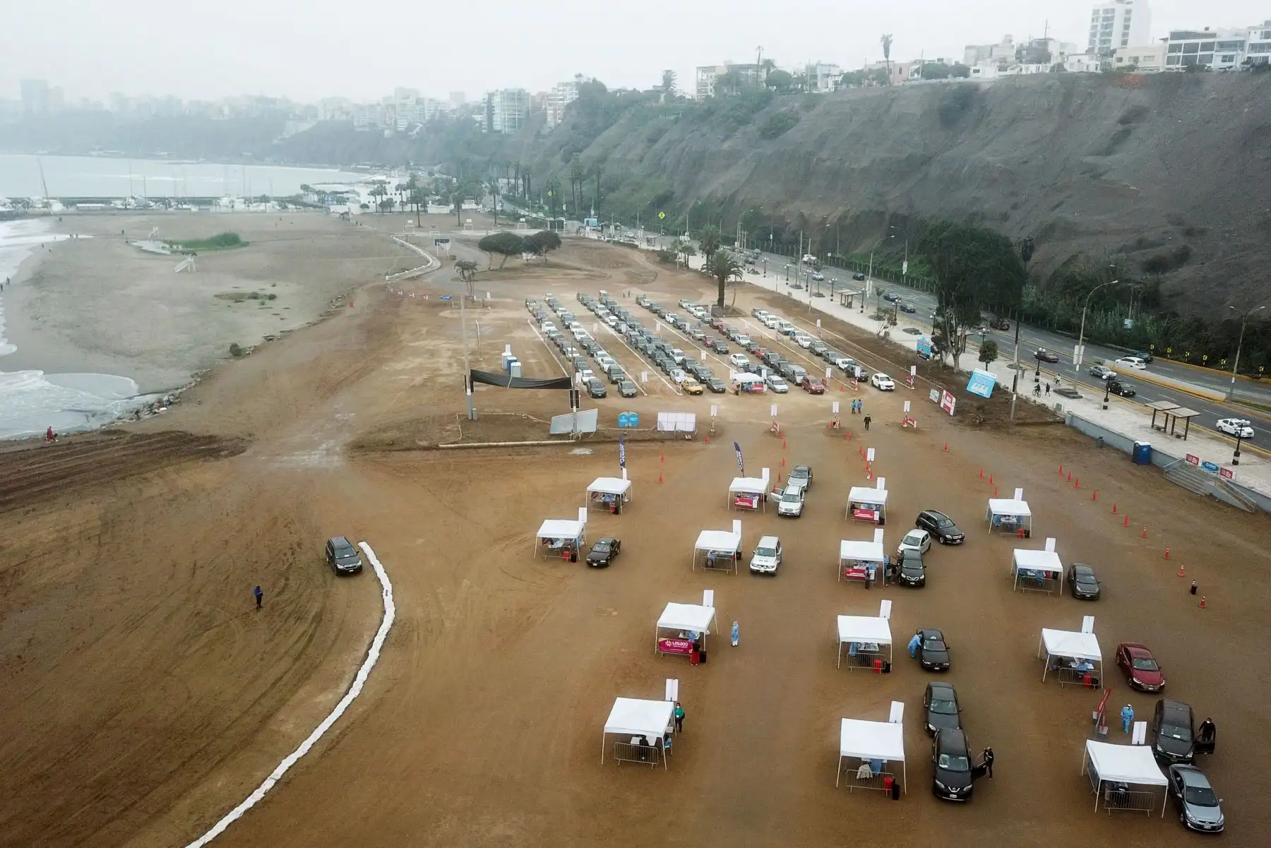 Los dos locales habilitados en la Costa Verde para vacunar contra el covid-19 están funcionando de lunes a domingo, de 07.00 a 16.00 horas para inocular a las personas que llegue en vehículos motores, bicicletas o a pie. Foto: ANDINA/ Juan Carlos Guzmán