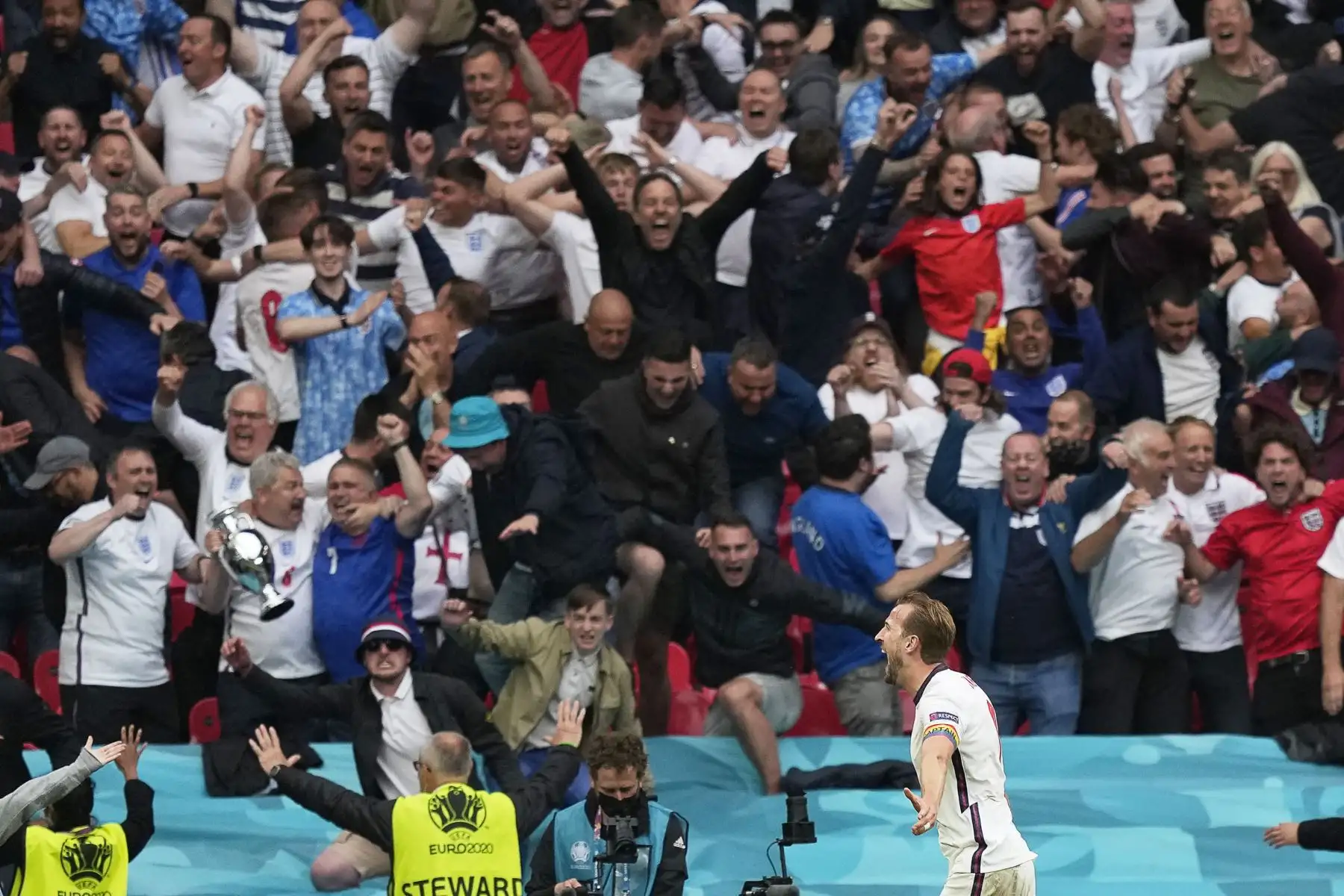 El delantero de Inglaterra Harry Kane, celebra  tras anotar el segundo gol de su equipo durante el partido de fútbol de octavos de final de la UEFA EURO 2020 entre Inglaterra y Alemania en el estadio de Wembley en Londres. Foto: AFP