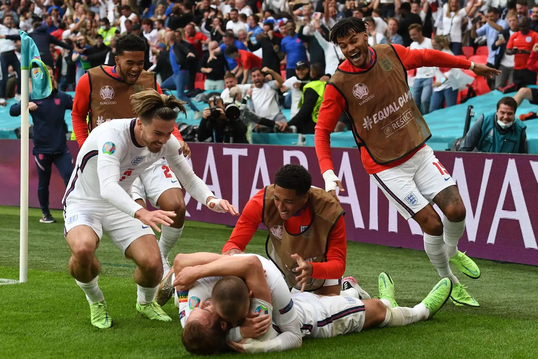 El delantero de Inglaterra Harry Kane, celebra  tras anotar el segundo gol de su equipo durante el partido de fútbol de octavos de final de la UEFA EURO 2020 entre Inglaterra y Alemania en el estadio de Wembley en Londres. Foto: AFP