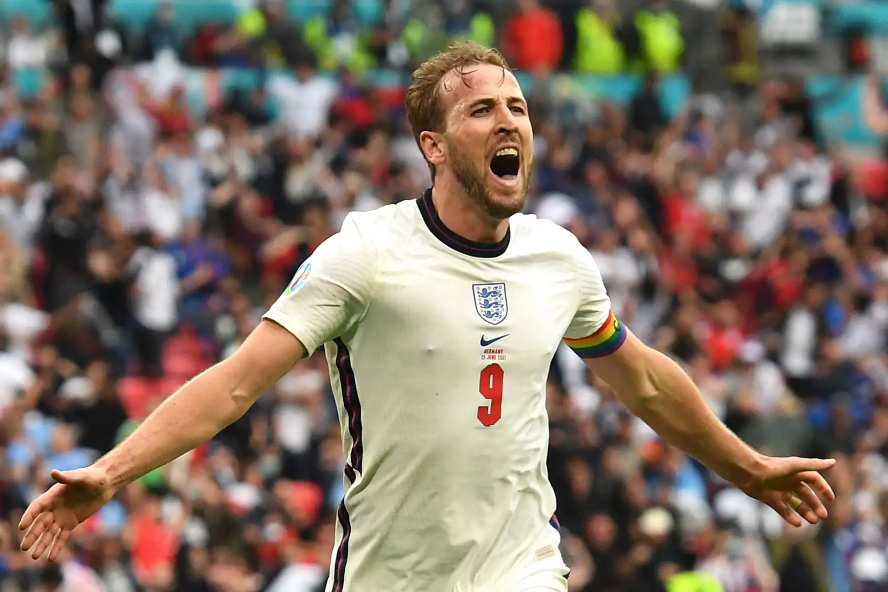 El delantero de Inglaterra Harry Kane, celebra  tras anotar el segundo gol de su equipo durante el partido de fútbol de octavos de final de la UEFA EURO 2020 entre Inglaterra y Alemania en el estadio de Wembley en Londres. Foto: AFP