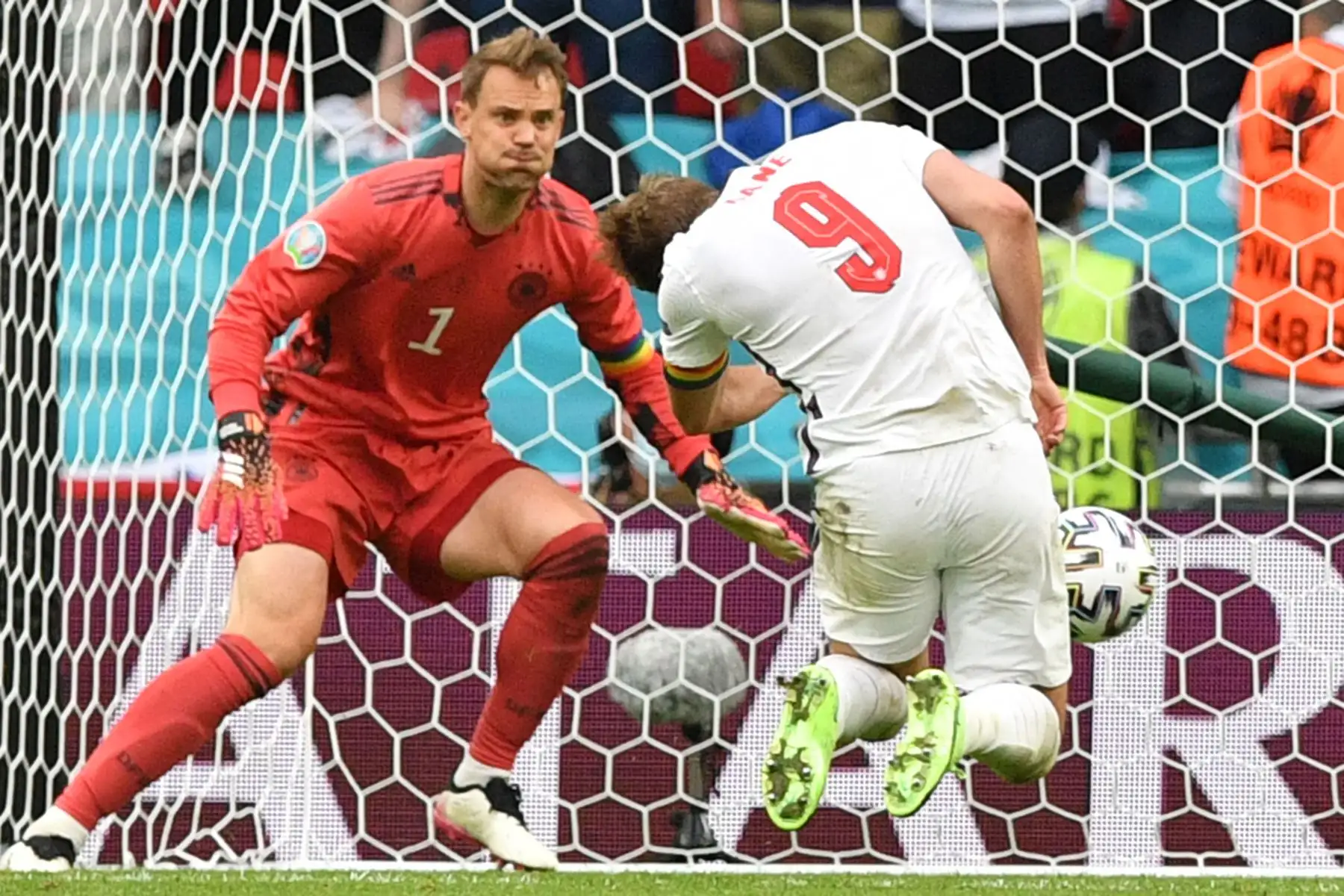 El delantero de Inglaterra Harry Kane, anota el segundo gol de su equipo durante el partido de fútbol de octavos de final de la UEFA EURO 2020 entre Inglaterra y Alemania en el estadio de Wembley en Londres. Foto: AFP