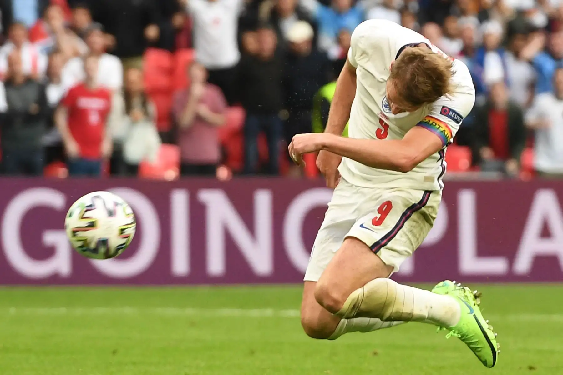 El delantero de Inglaterra Harry Kane, anota el segundo gol de su equipo durante el partido de fútbol de octavos de final de la UEFA EURO 2020 entre Inglaterra y Alemania en el estadio de Wembley en Londres. Foto: AFP