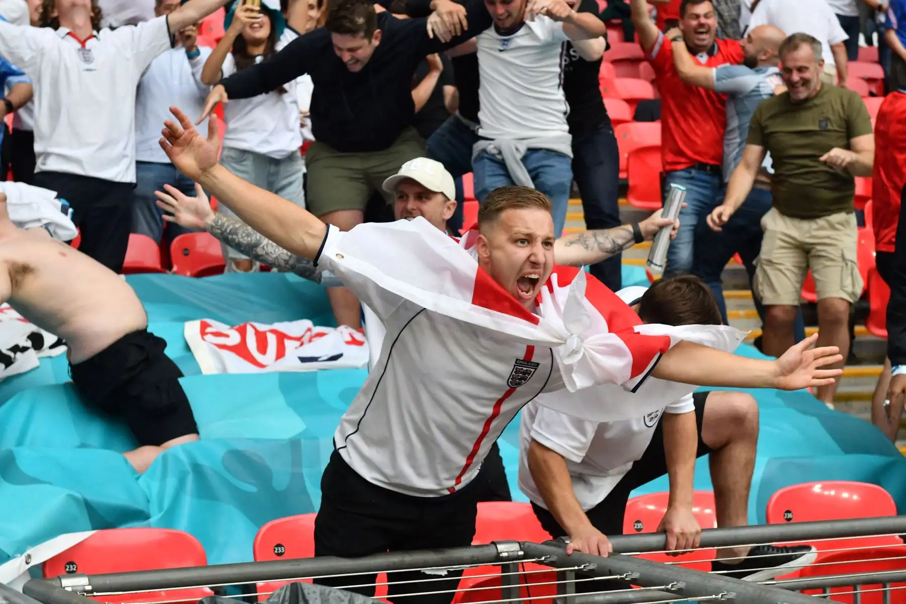 Un hincha de Inglaterra, celebra el segundo gol de su equipo durante el partido de fútbol de octavos de final de la UEFA EURO 2020 entre Inglaterra y Alemania en el estadio de Wembley en Londres. Foto: AFP