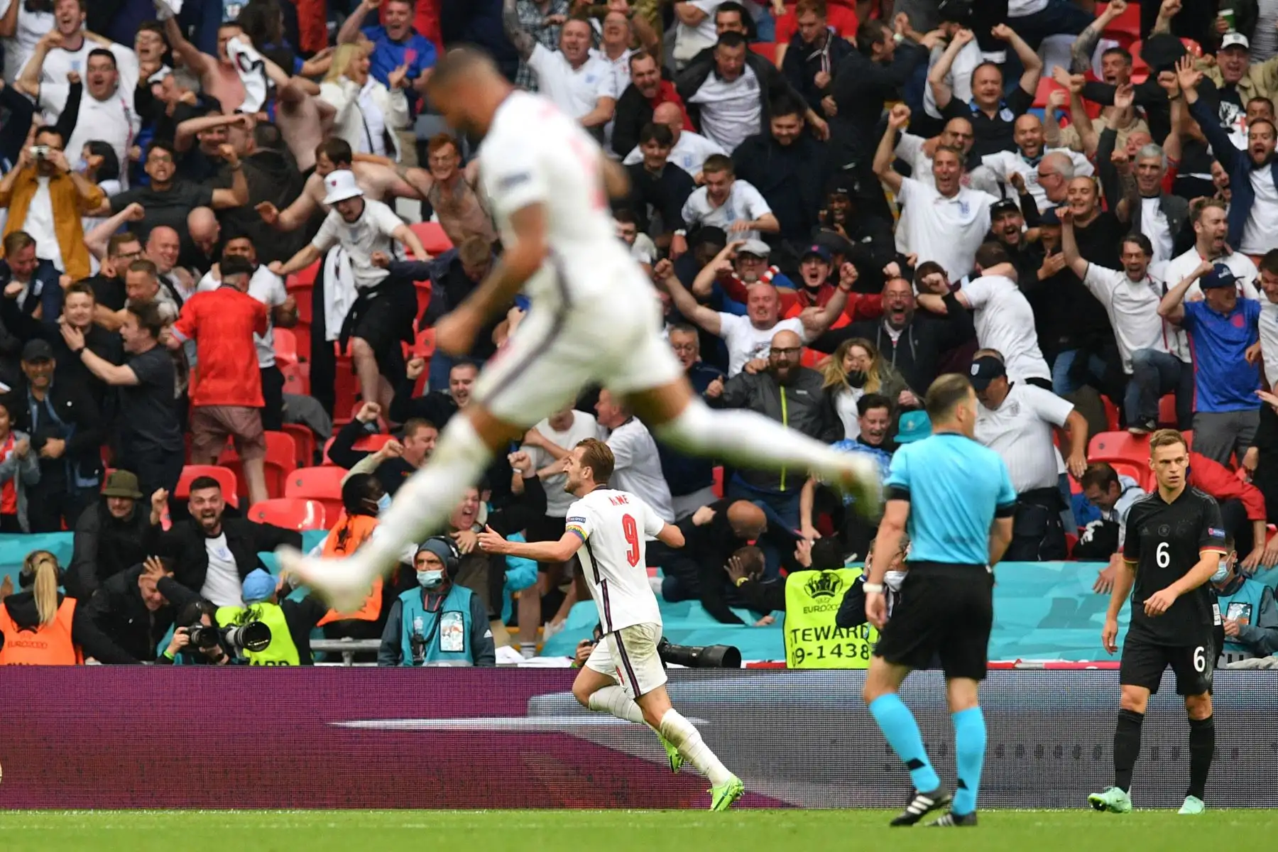 El delantero de Inglaterra Harry Kane, celebra  tras anotar el segundo gol de su equipo durante el partido de fútbol de octavos de final de la UEFA EURO 2020 entre Inglaterra y Alemania en el estadio de Wembley en Londres. Foto: AFP