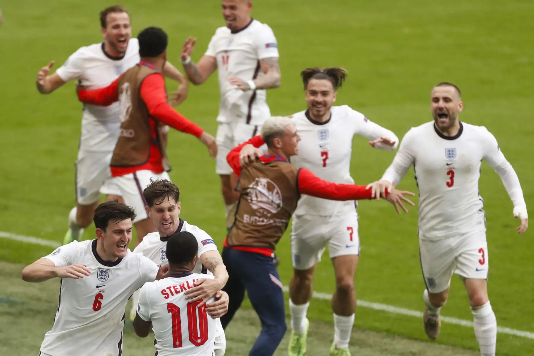 El delantero inglés Raheem Sterling, celebra después de marcar el gol de apertura durante el partido de fútbol de octavos de final de la UEFA EURO 2020 entre Inglaterra y Alemania en el estadio de Wembley en Londres. Foto: AFP