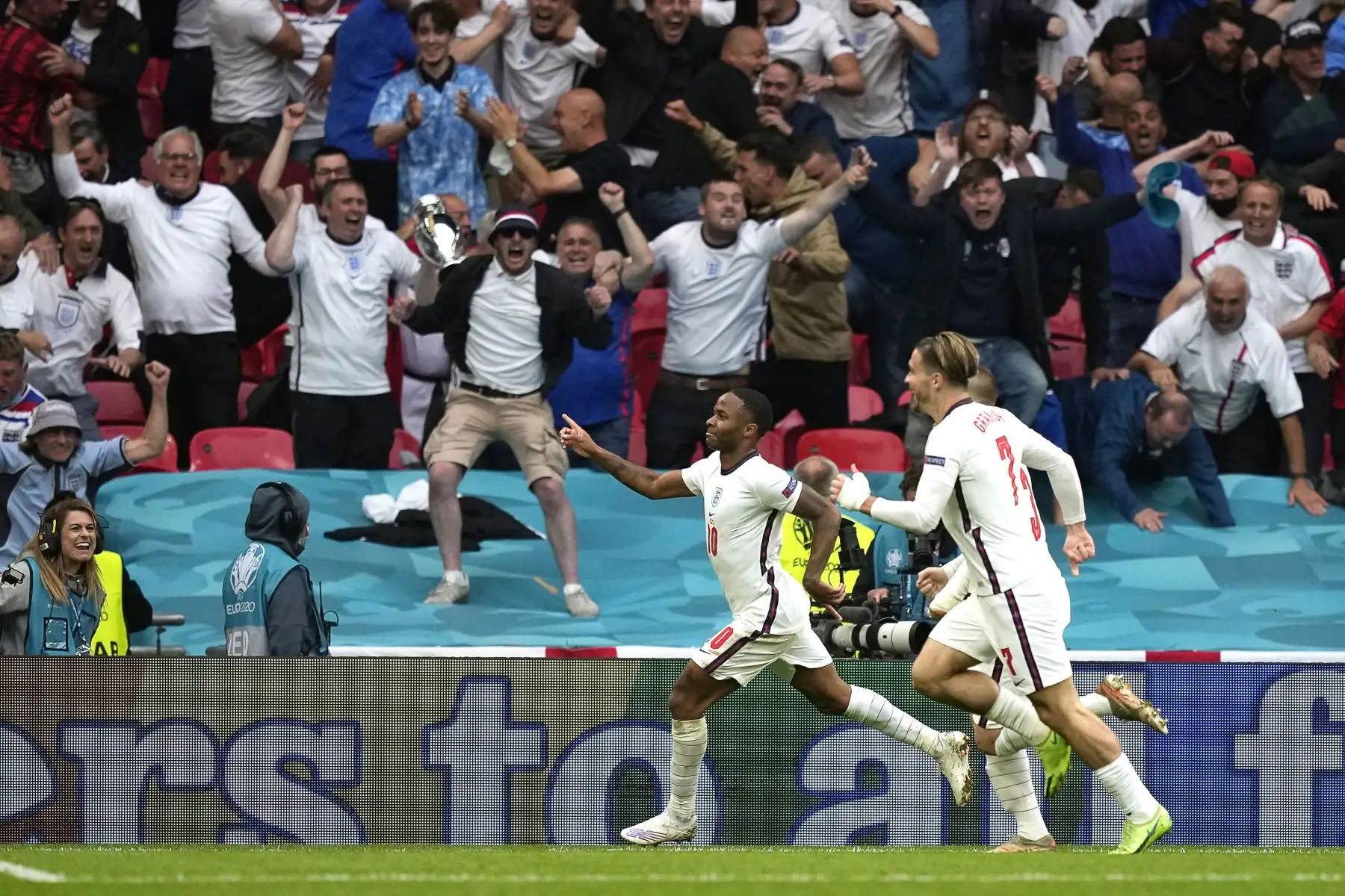 El delantero inglés Raheem Sterling, celebra después de marcar el gol de apertura durante el partido de fútbol de octavos de final de la UEFA EURO 2020 entre Inglaterra y Alemania en el estadio de Wembley en Londres. Foto: AFP