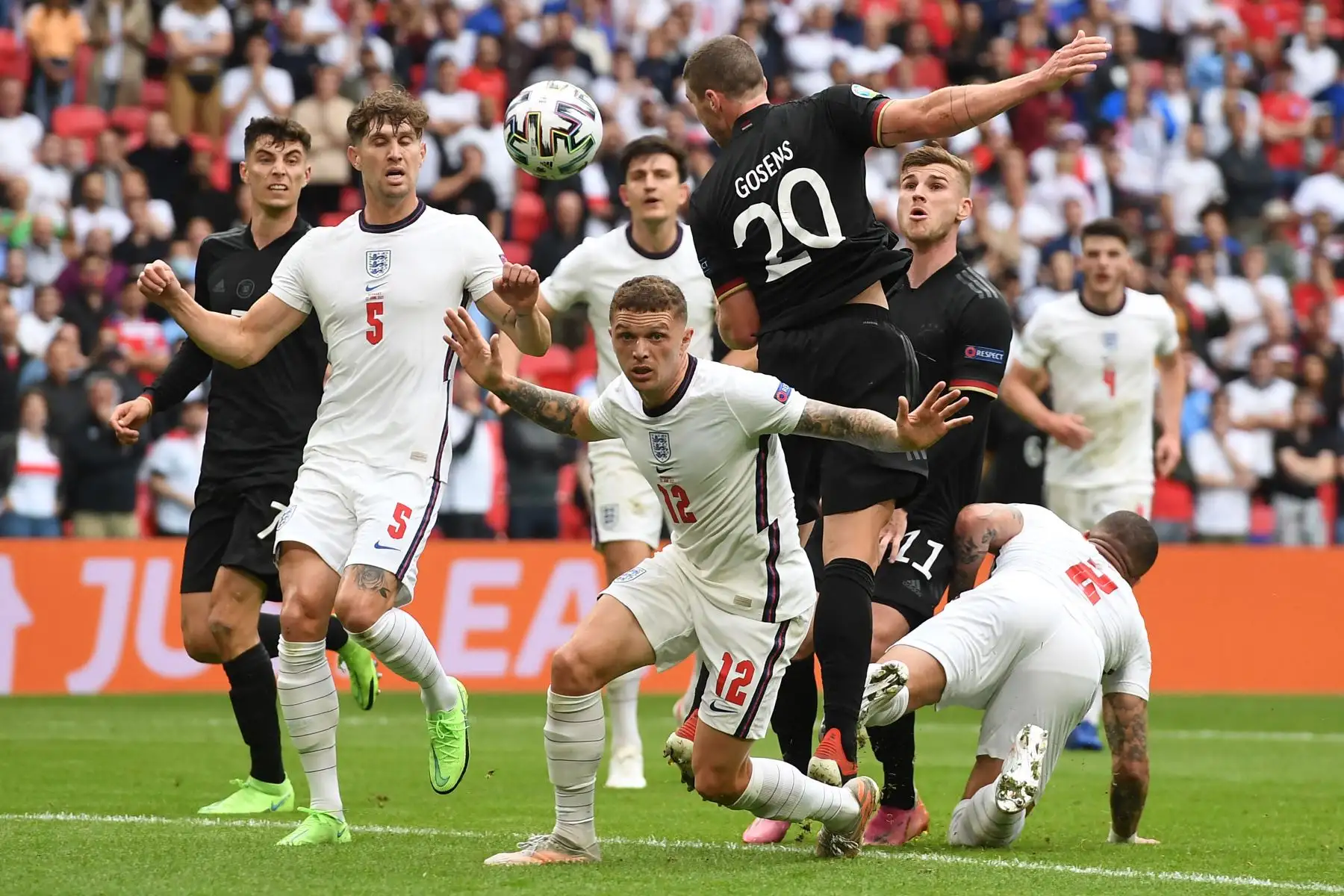 El defensor alemán Robin Gosens,cabecea el balón durante el partido de fútbol de octavos de final de la UEFA EURO 2020 entre Inglaterra y Alemania en el estadio de Wembley en Londres. Foto: AFP