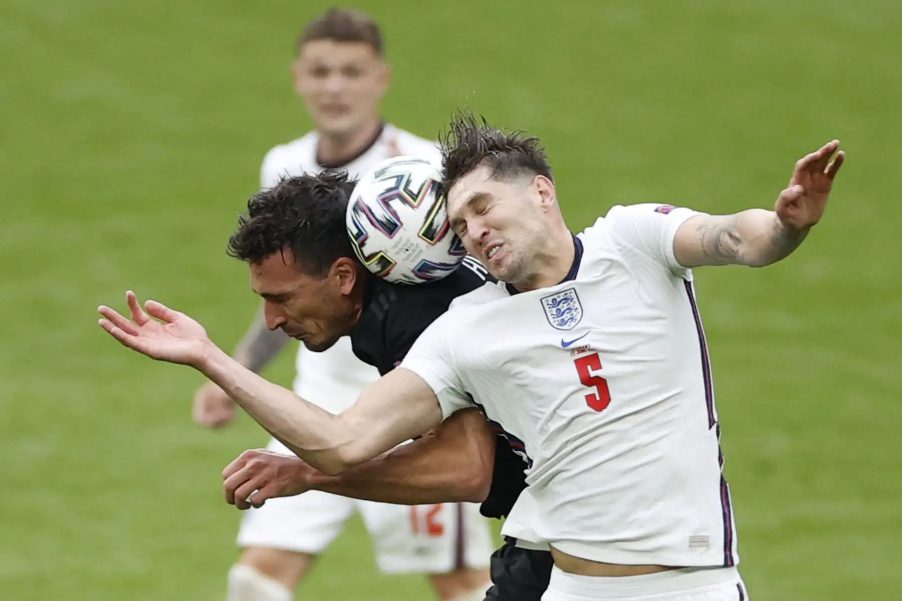 El defensor inglés John Stones, compite por el cabezazo con el defensor alemán Mats Hummels durante el partido de fútbol de octavos de final de la UEFA EURO 2020 entre Inglaterra y Alemania en el estadio de Wembley en Londres. Foto: AFP