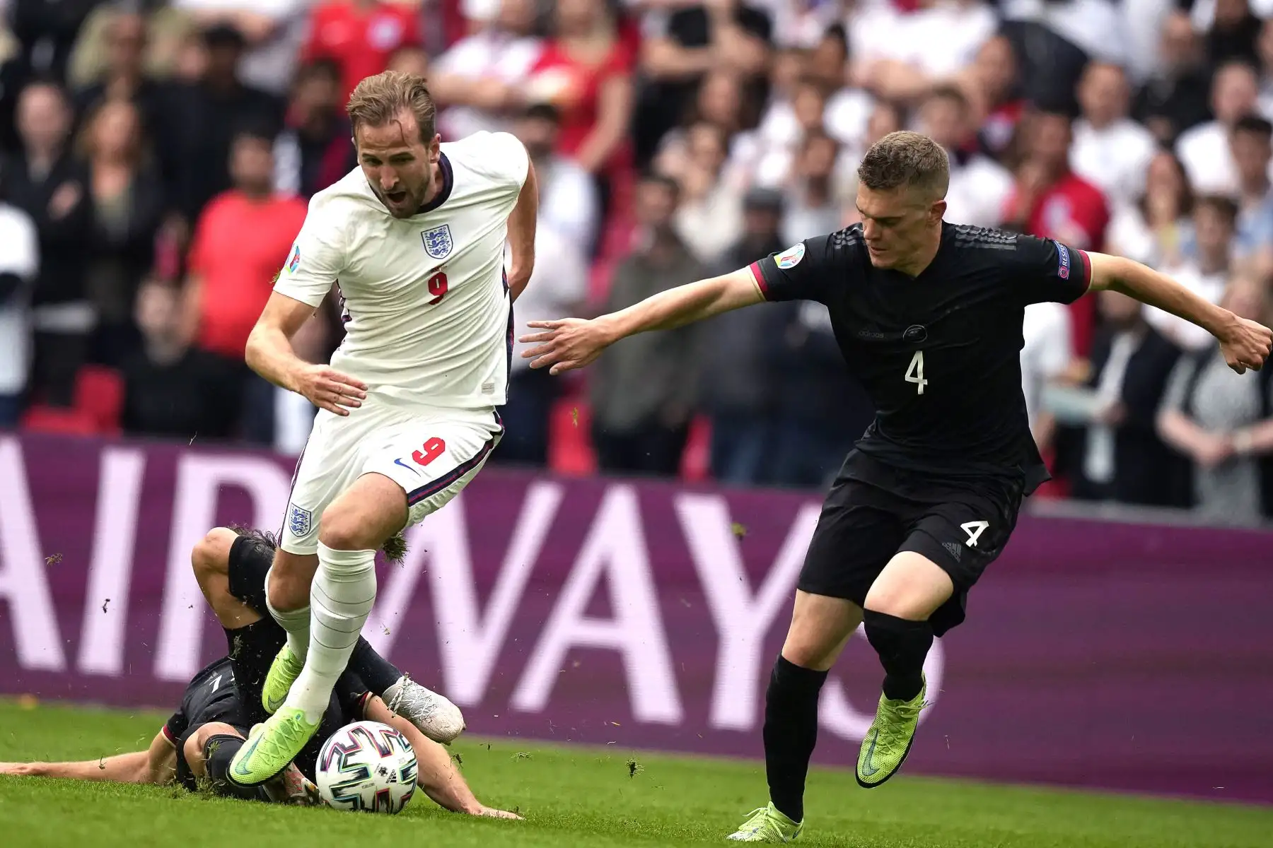 El delantero inglés Harry Kane, recibe una falta del mediocampista alemán Leon Goretzka, durante el partido de fútbol de octavos de final de la UEFA EURO 2020 entre Inglaterra y Alemania en el estadio de Wembley en Londres. Foto: AFP