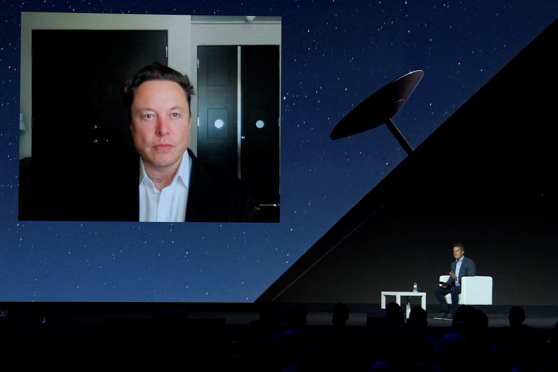 SpaceX, que opera Starlink, ha solicitado permiso a las autoridades reguladoras de Estados Unidos para desplegar hasta 42,000 satélites a fin de proveer acceso a internet. Foto: AFP