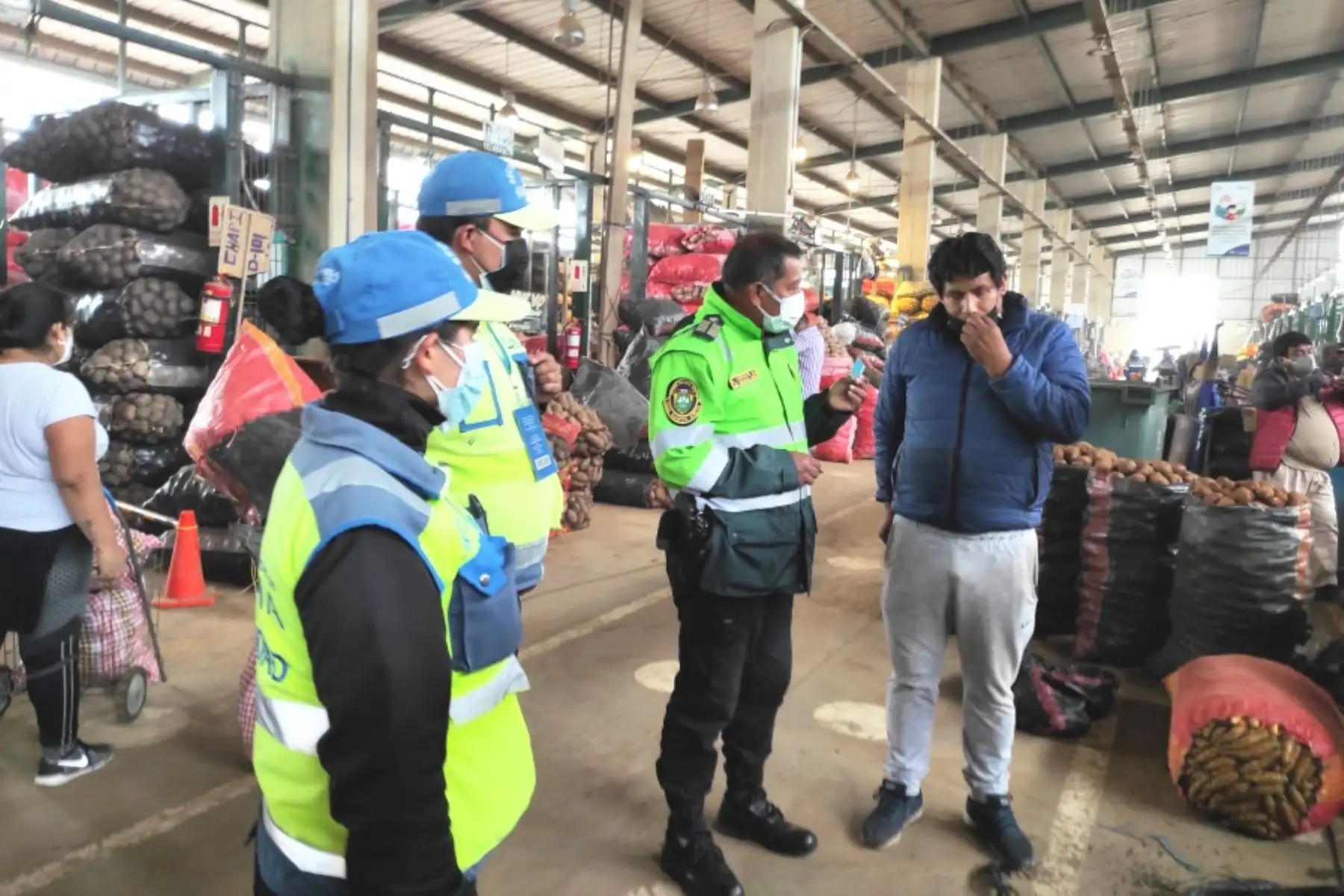 Gran Mercado Mayorista de Lima: intervienen a 753 personas por no usar doble mascarilla. Foto: ANDINA/Difusión.