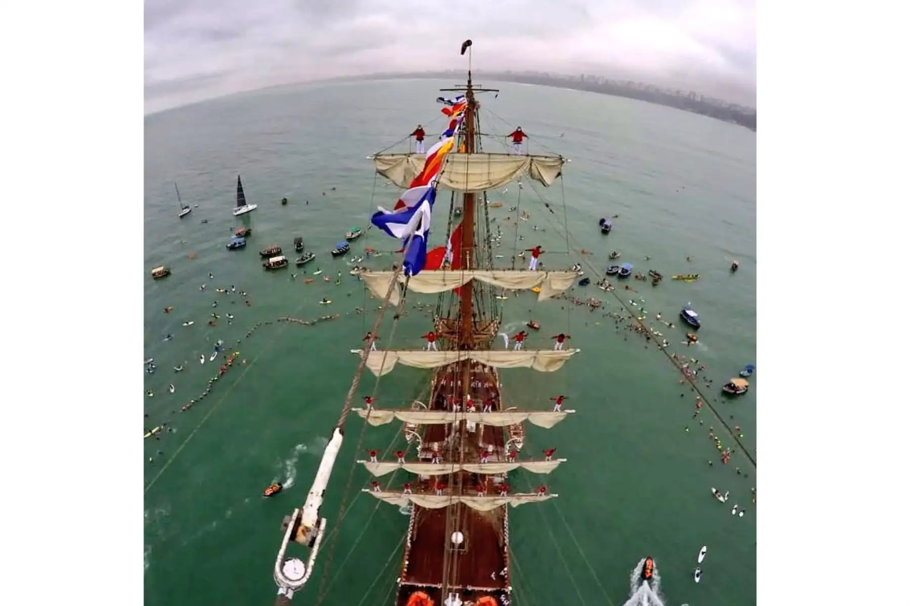 En el día de San Pedro y San Pablo, más de 800 nadadores formaron un círculo humano alrededor del BAP Unión, frente a la bahía de Miraflores. En el evento organizado por la Sociedad Peruana de Vela y Truchas Perú participaron surfistas, paddleleros y pescadores.
Foto: @naval_peru