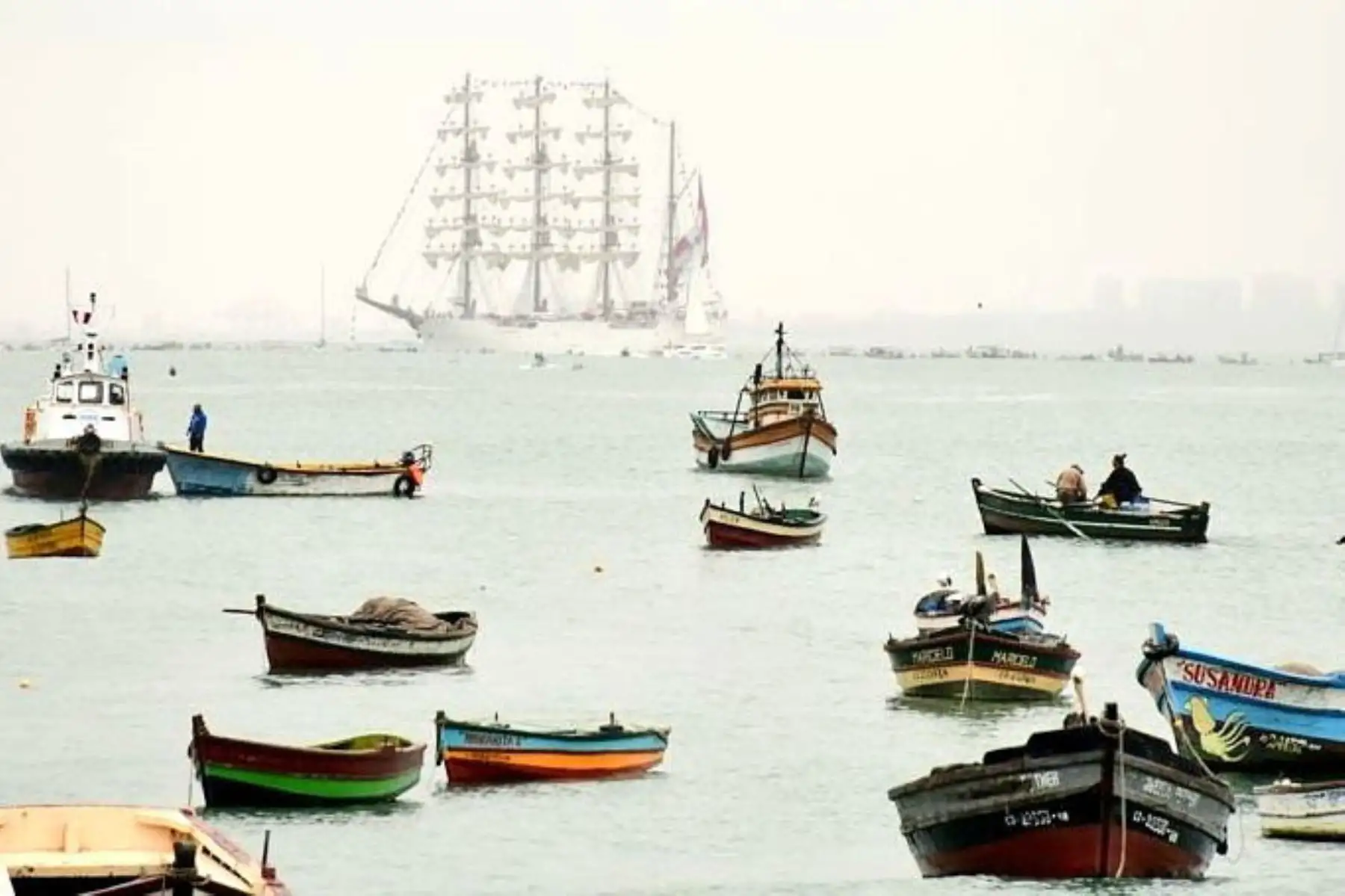 En el día de San Pedro y San Pablo, más de 800 nadadores formaron un círculo humano alrededor del BAP Unión, frente a la bahía de Miraflores. En el evento organizado por la Sociedad Peruana de Vela y Truchas Perú participaron surfistas, paddleleros y pescadores.
Foto: @naval_peru