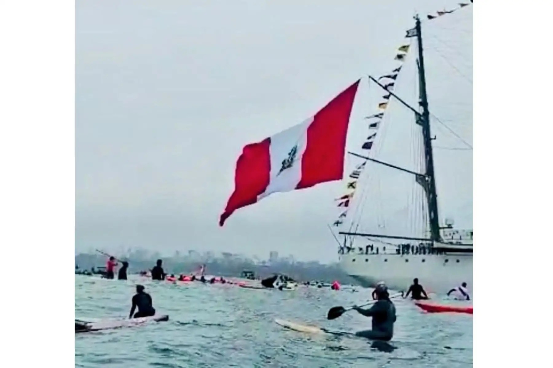 En el día de San Pedro y San Pablo, más de 800 nadadores formaron un círculo humano alrededor del BAP Unión, frente a la bahía de Miraflores. En el evento organizado por la Sociedad Peruana de Vela y Truchas Perú participaron surfistas, paddleleros y pescadores.
Foto: @naval_peru