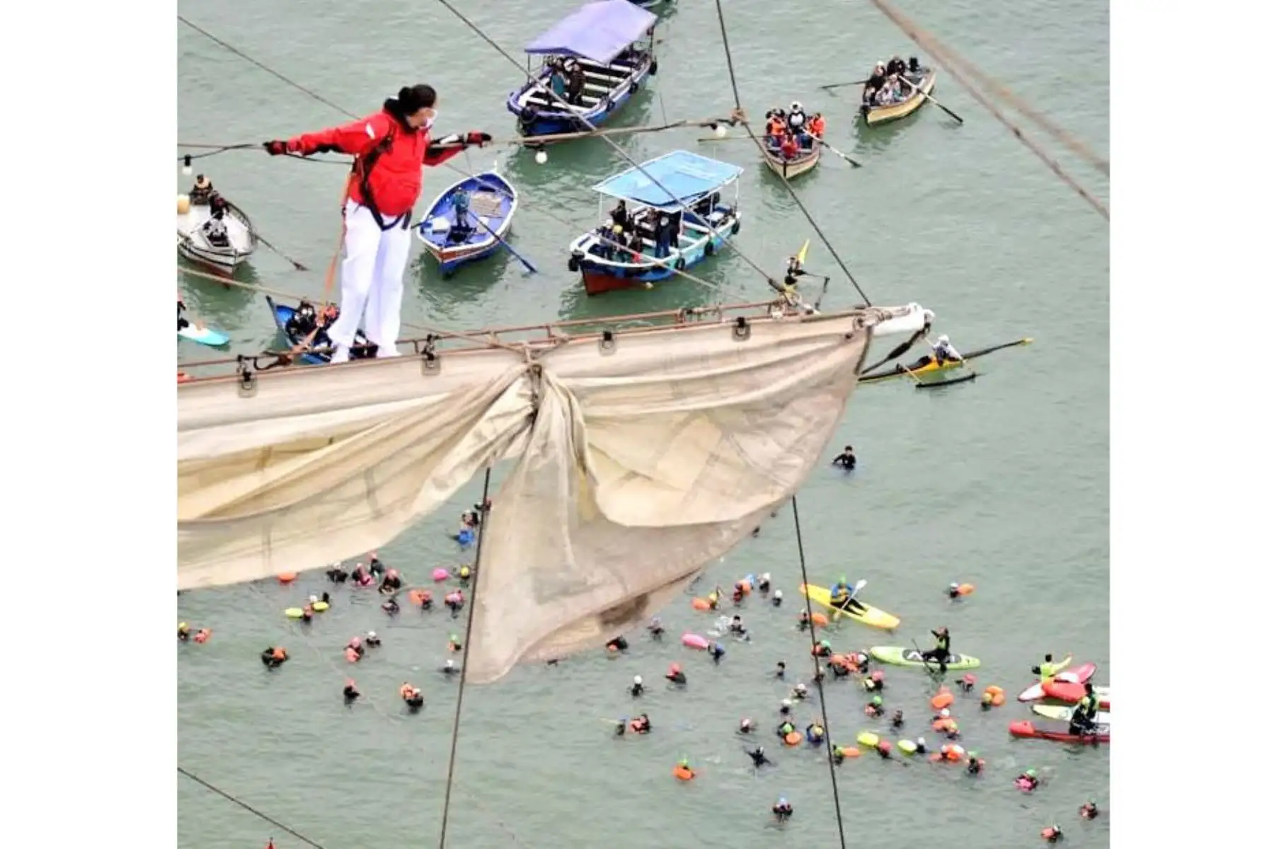 En el día de San Pedro y San Pablo, más de 800 nadadores formaron un círculo humano alrededor del BAP Unión, frente a la bahía de Miraflores. En el evento organizado por la Sociedad Peruana de Vela y Truchas Perú participaron surfistas, paddleleros y pescadores.
Foto: @naval_peru