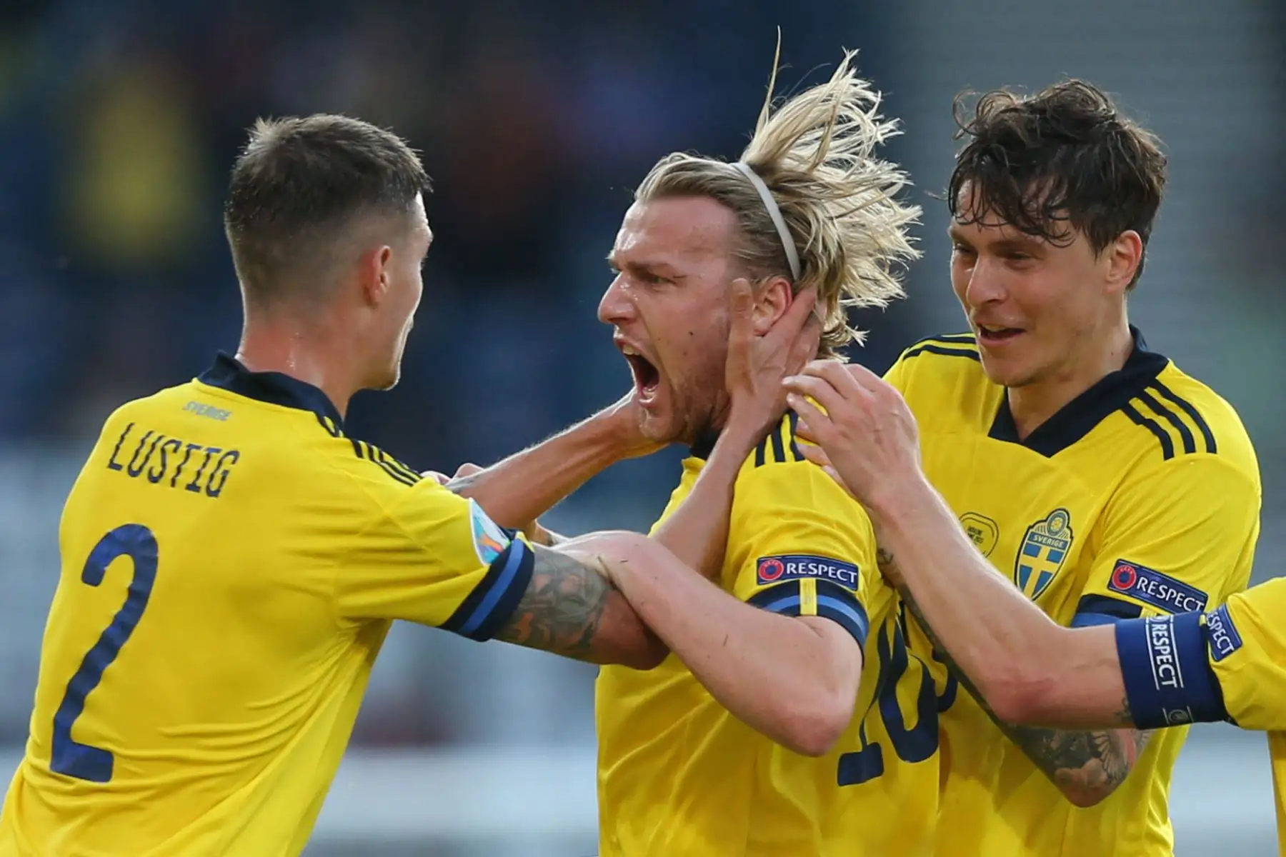 El centrocampista sueco Emil Forsberg celebra con el defensor sueco Mikael Lustig y el defensor sueco Victor Lindelof  después de marcar el primer gol de su equipo durante el partido de fútbol de octavos de final de la UEFA EURO 2020 entre Suecia y Ucrania.
Foto: AFP