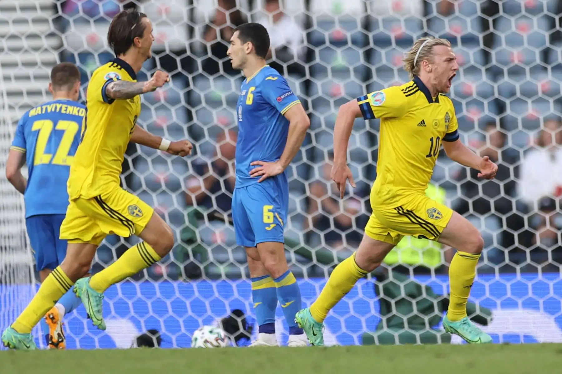 El centrocampista sueco Emil Forsberg  celebra su primer gol con sus compañeros durante el partido de fútbol de octavos de final de la UEFA EURO 2020 entre Suecia y Ucrania.
Foto: AFP